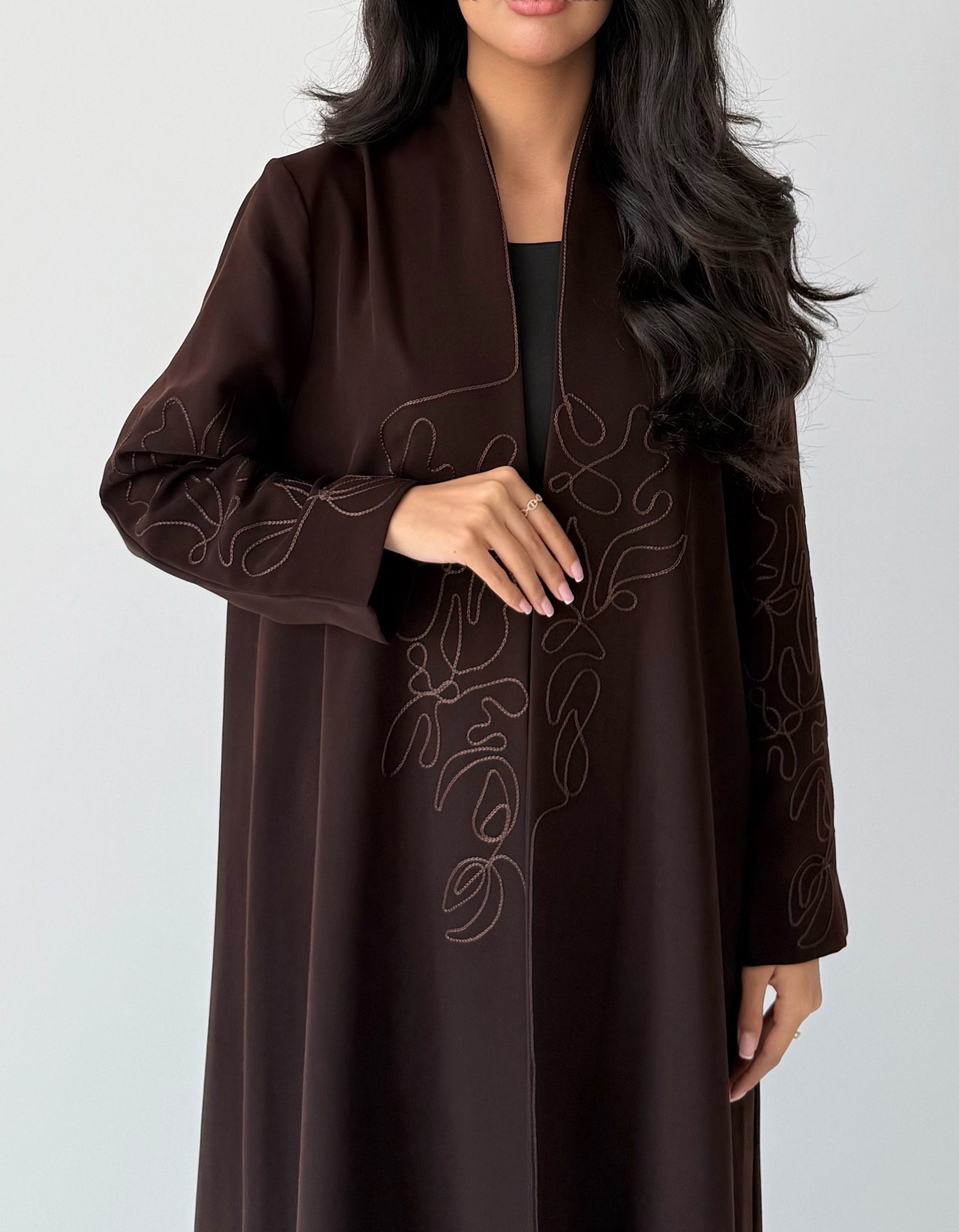 عباية صيفية كريب بتطريز بني أنيق