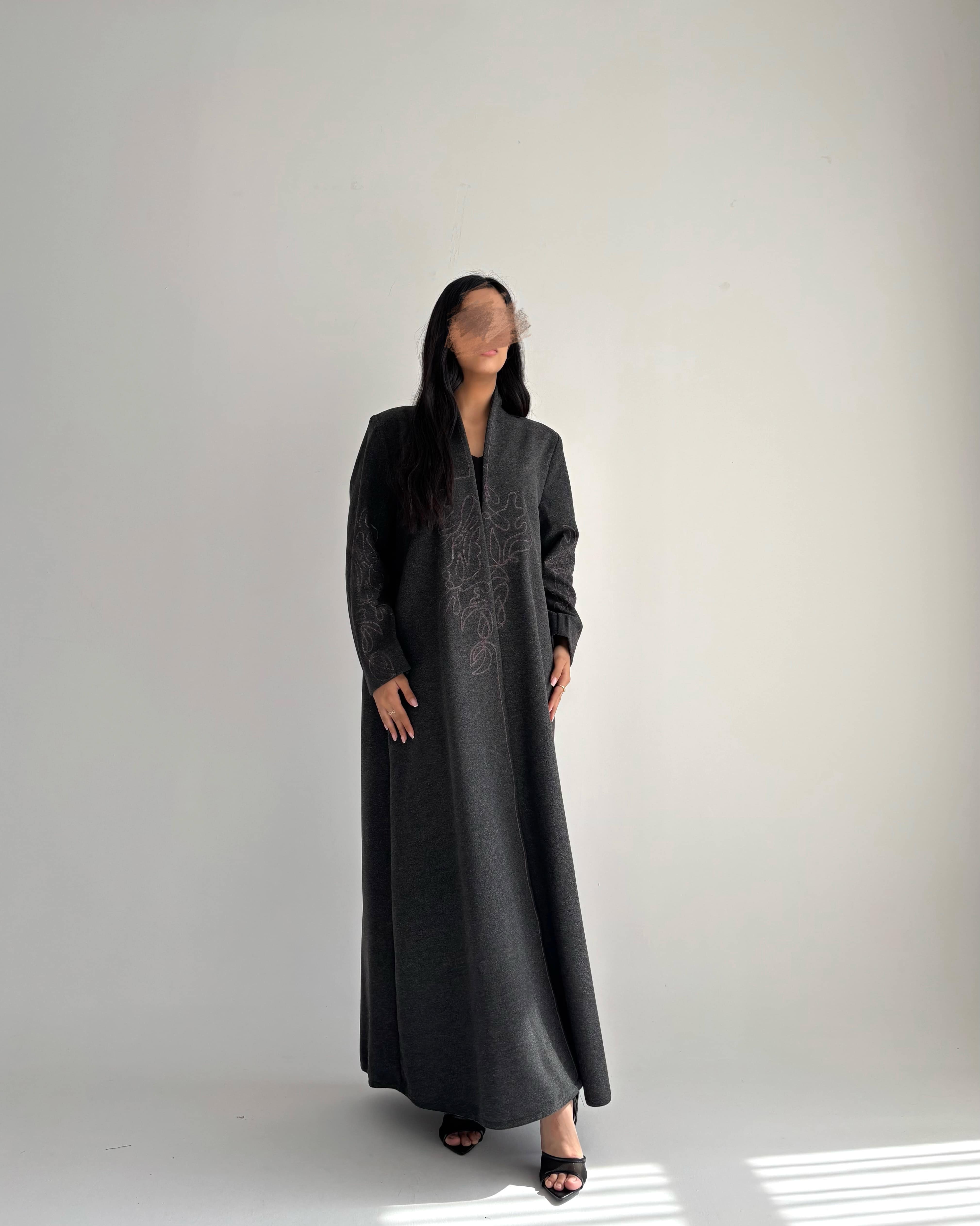 عباية شتوية جوخ بتطريز وردي – لون رمادي