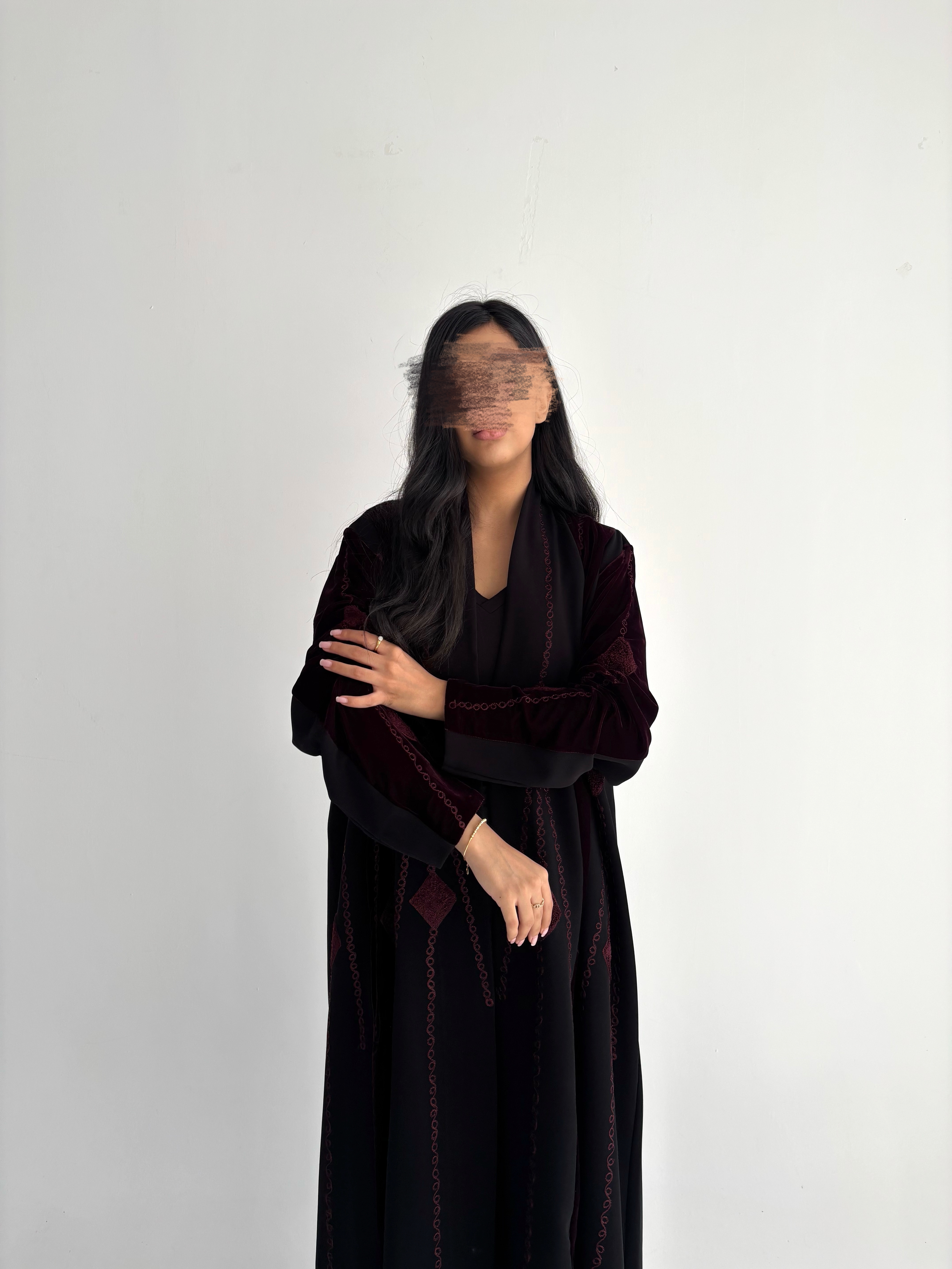 عباية صيفية مخمل عنابي بتدخيلة كريب إندونيسي – أسود على عنابي