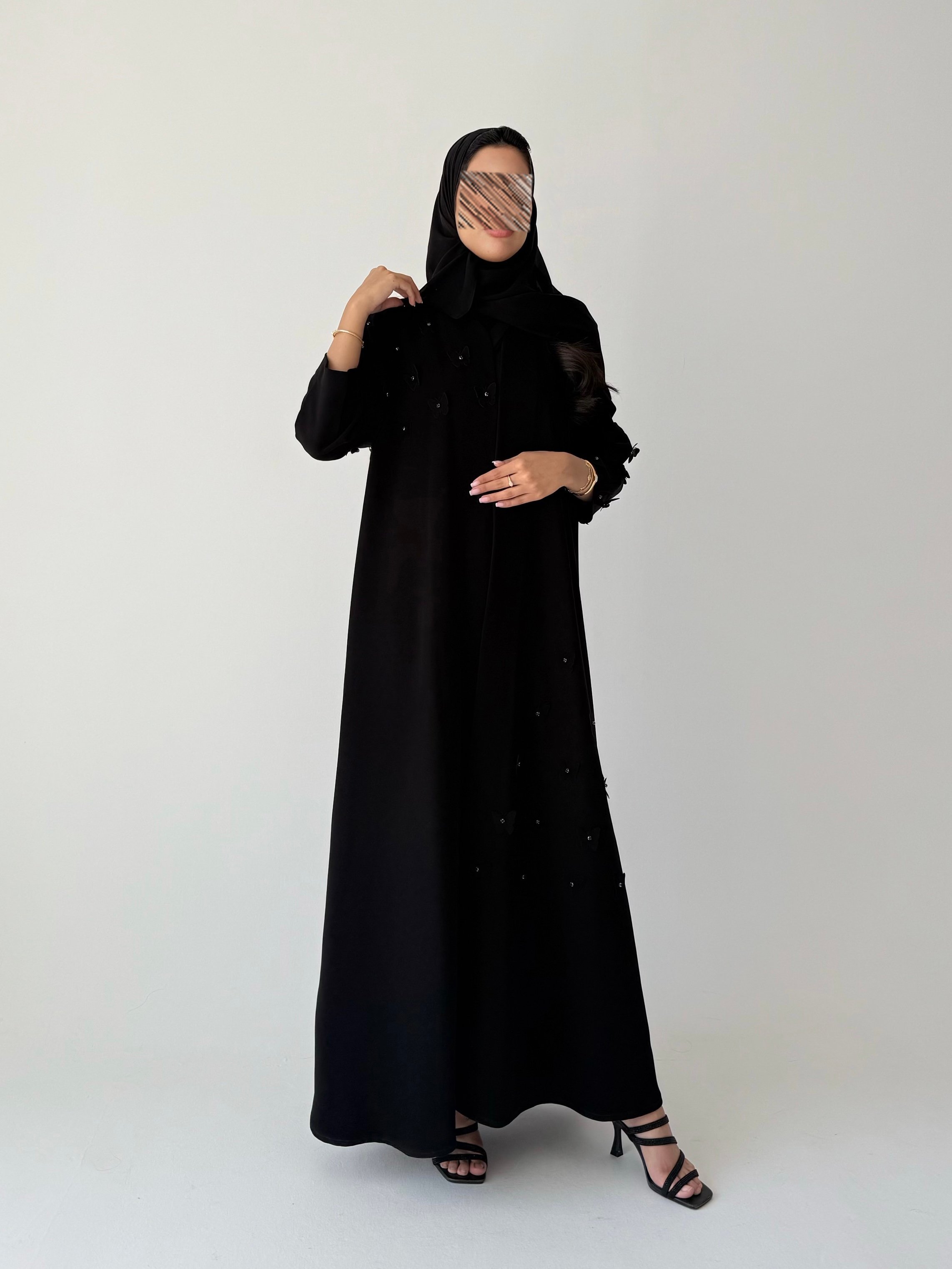 عباية سراميك بتفاصيل فراشات وتخريم ولولو وش