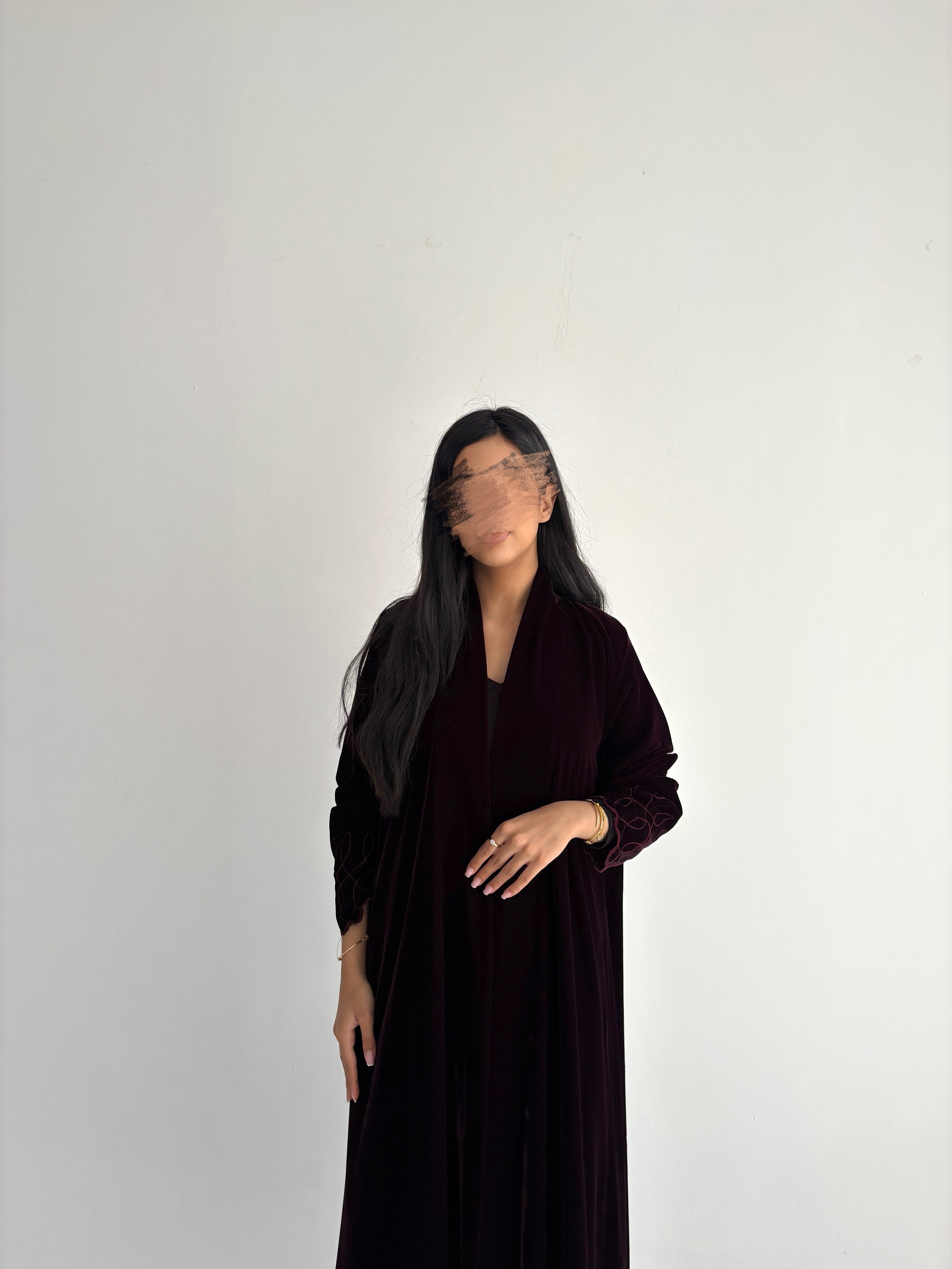 عباية شتوية مخمل بتطريز عنابي – لون عنابي