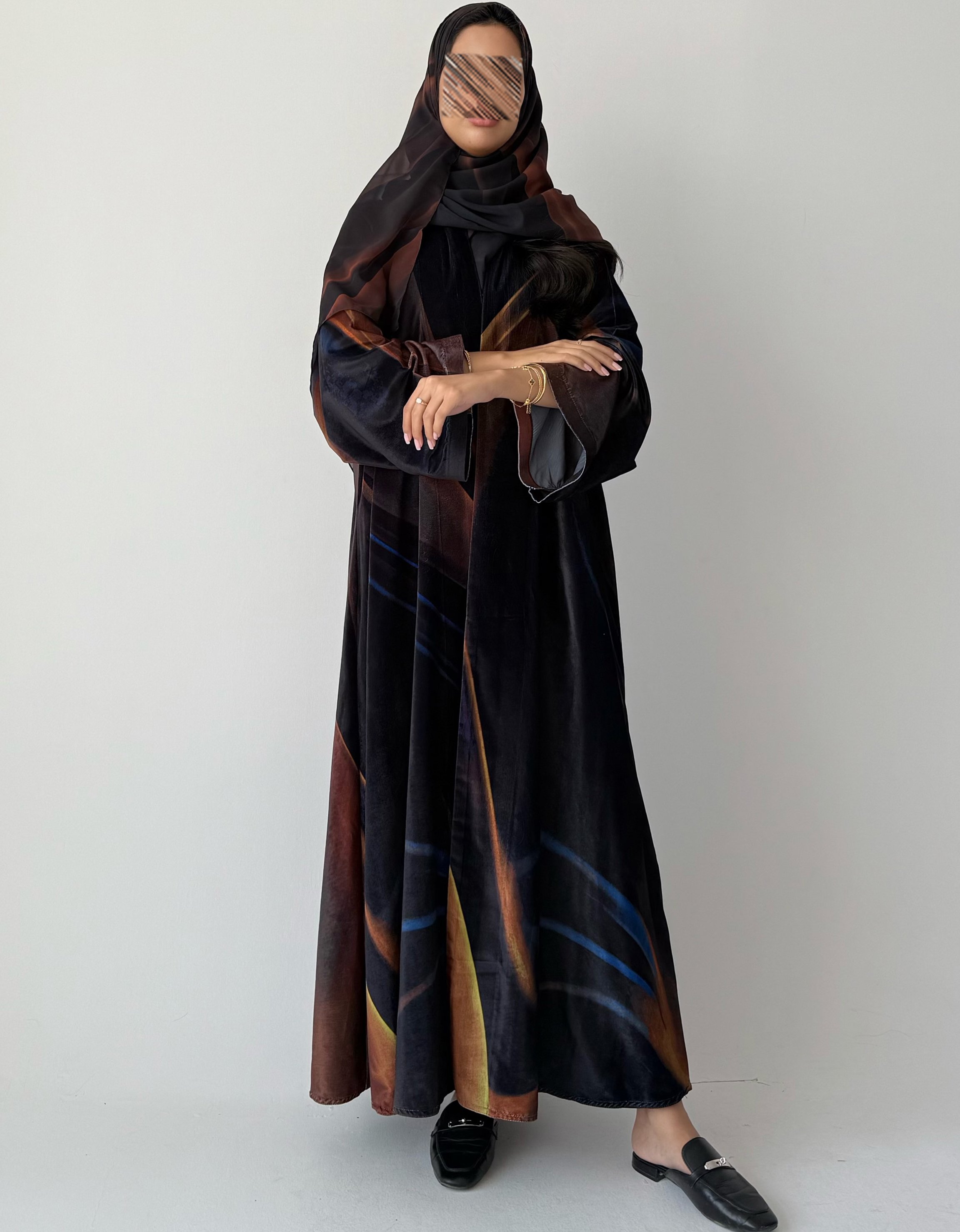 عباية شتوية مخمل بطباعة أنيقة – موديل R46