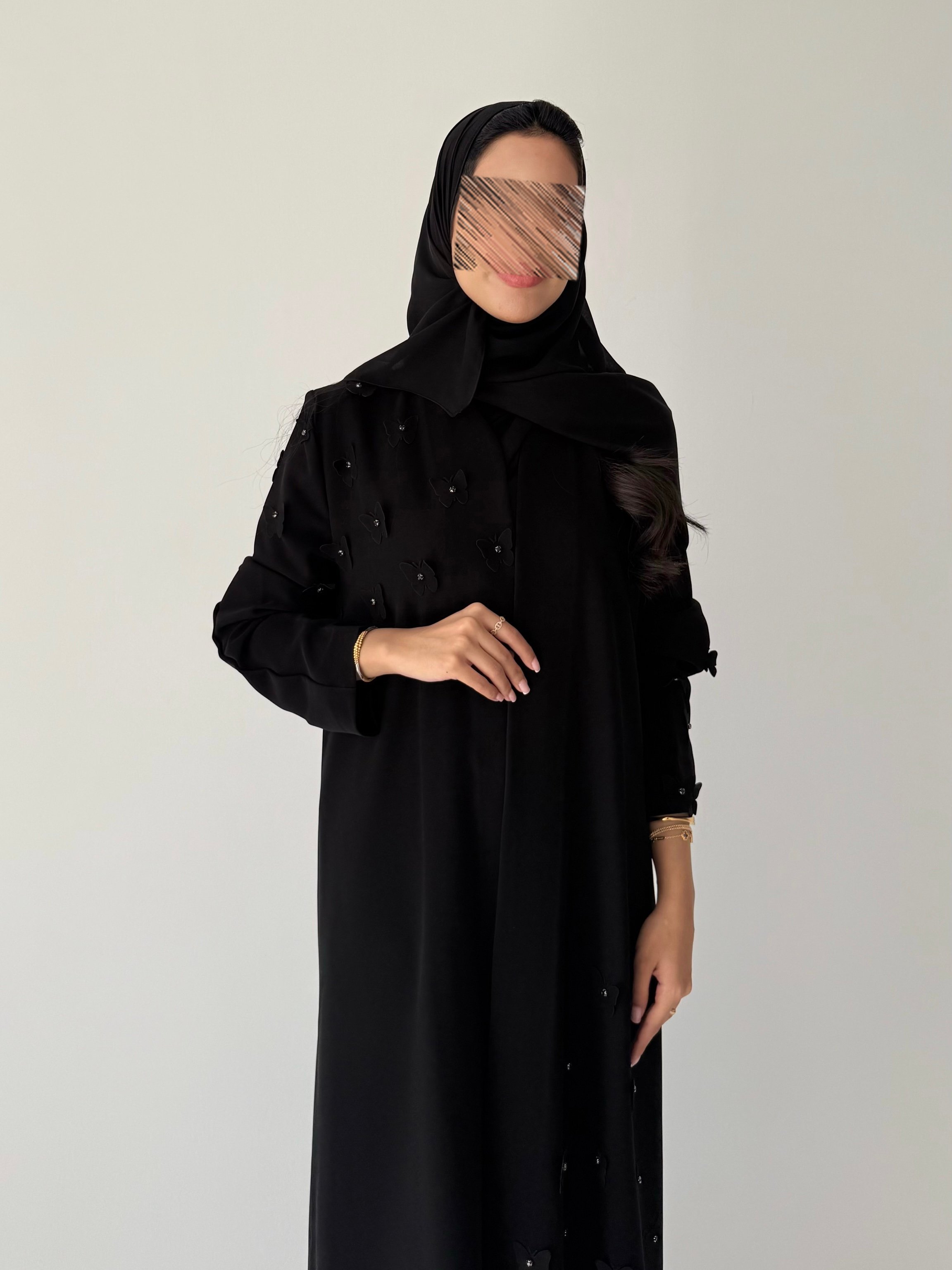 عباية سراميك بتفاصيل فراشات وتخريم ولولو وش