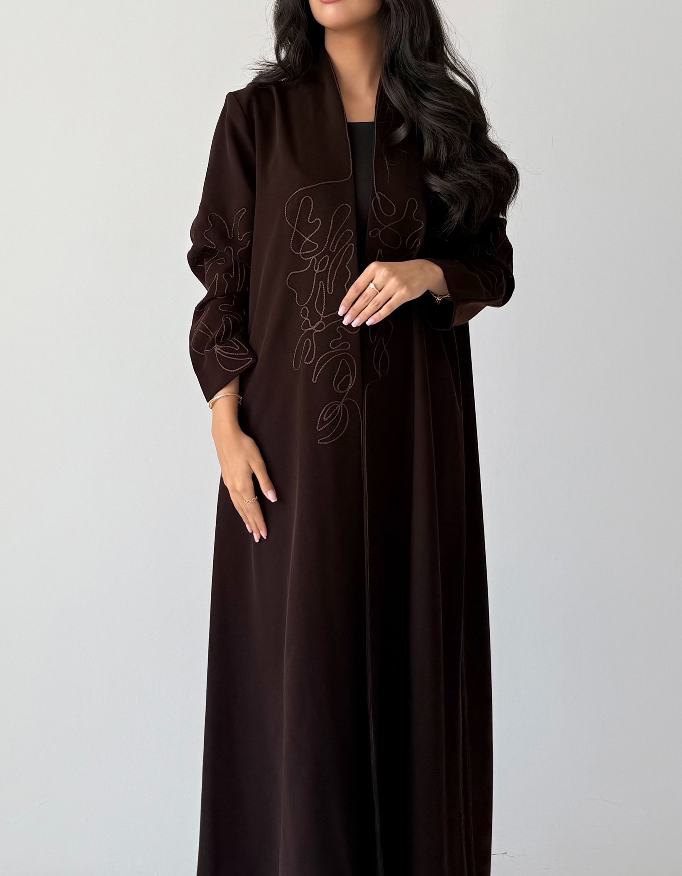 عباية صيفية كريب بتطريز بني أنيق