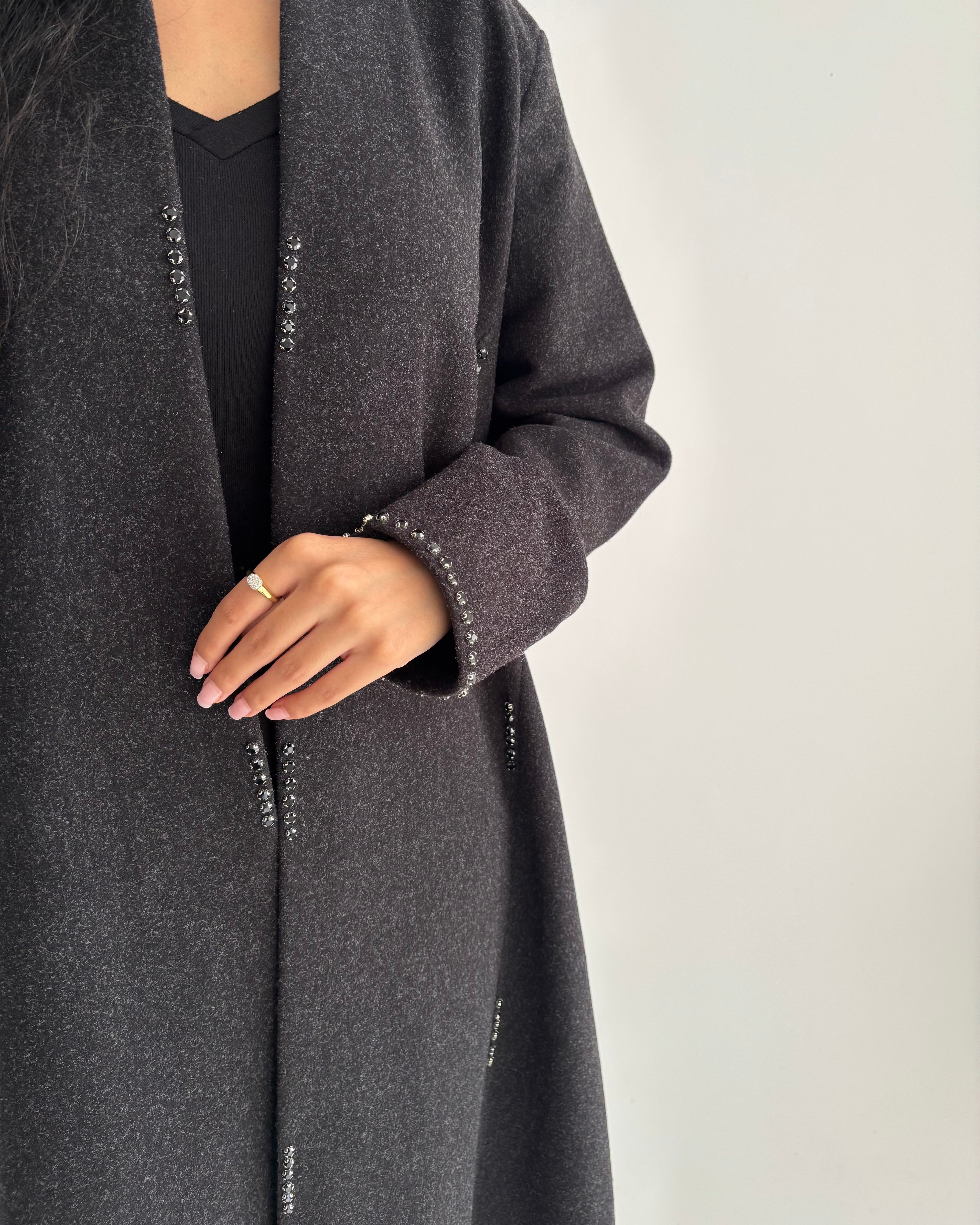 عباية شتوية جوخ بفصوص لولو – لون بني