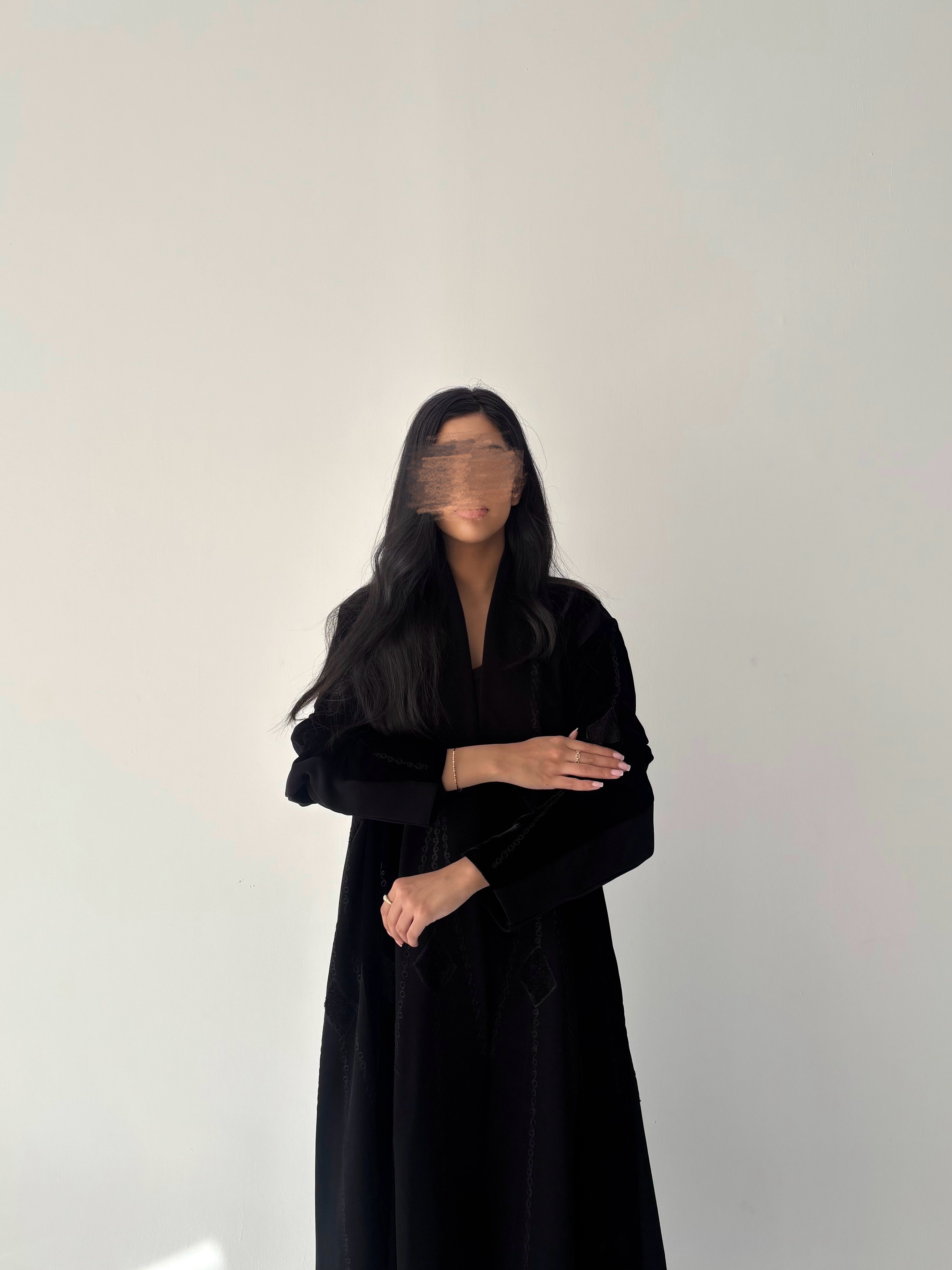 عباية شتوية مخمل بتطريز وتدخيلة كريب إندونيسي – لون أسود