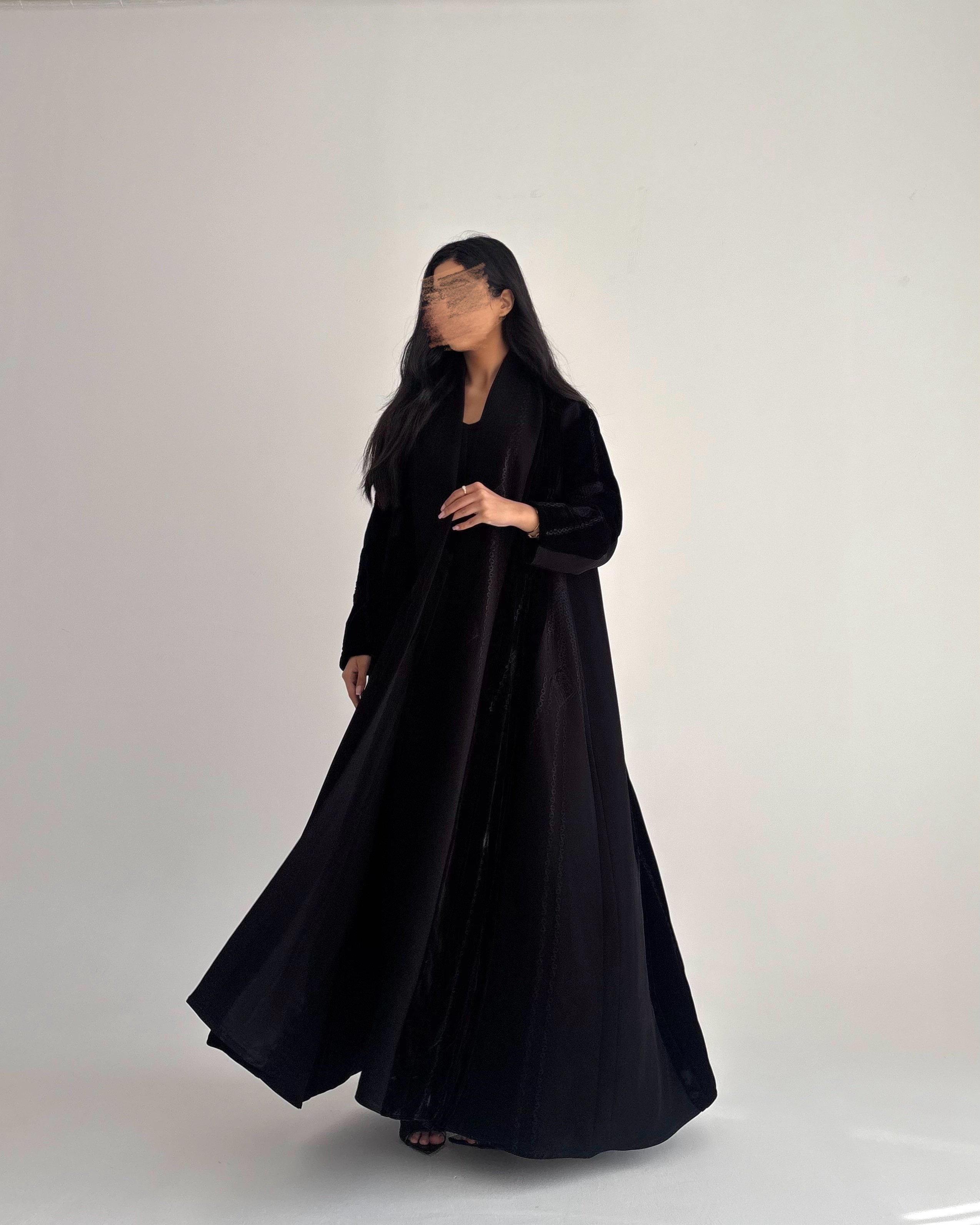 عباية شتوية مخمل بتطريز وتدخيلة كريب إندونيسي – لون أسود