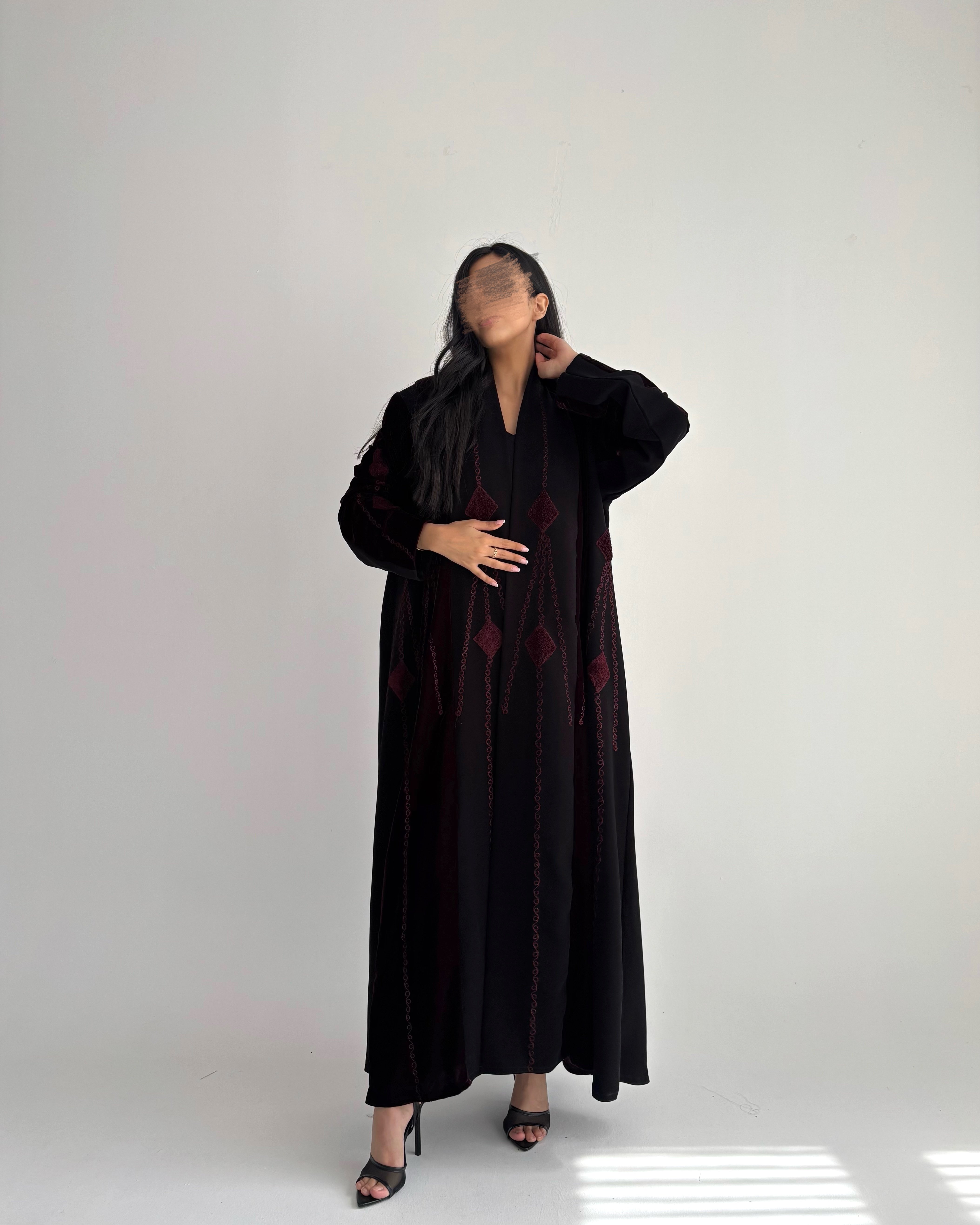 عباية صيفية مخمل عنابي بتدخيلة كريب إندونيسي – أسود على عنابي