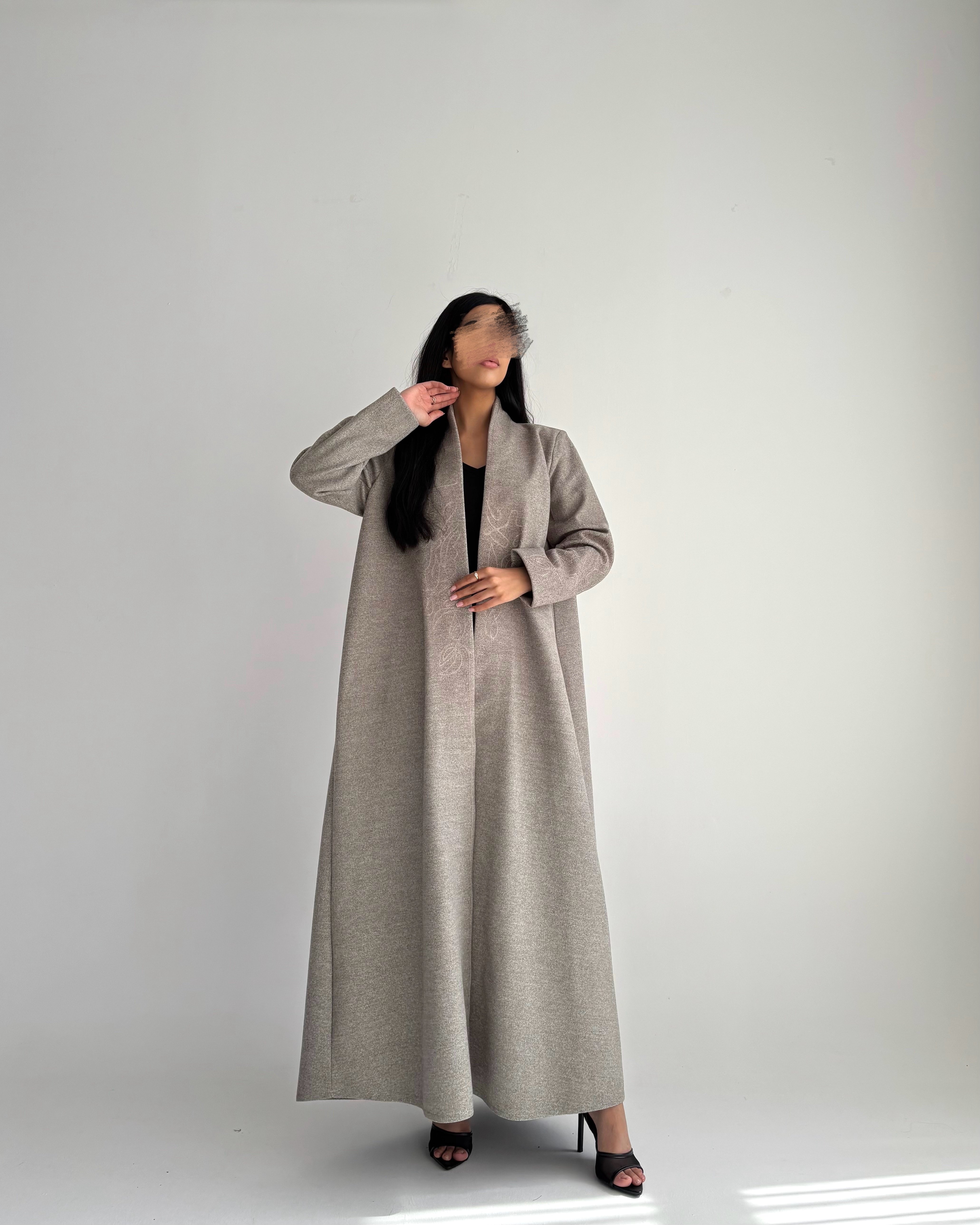 عباية شتوية جوخ مع تطريز بنفس اللون – لون ترابي