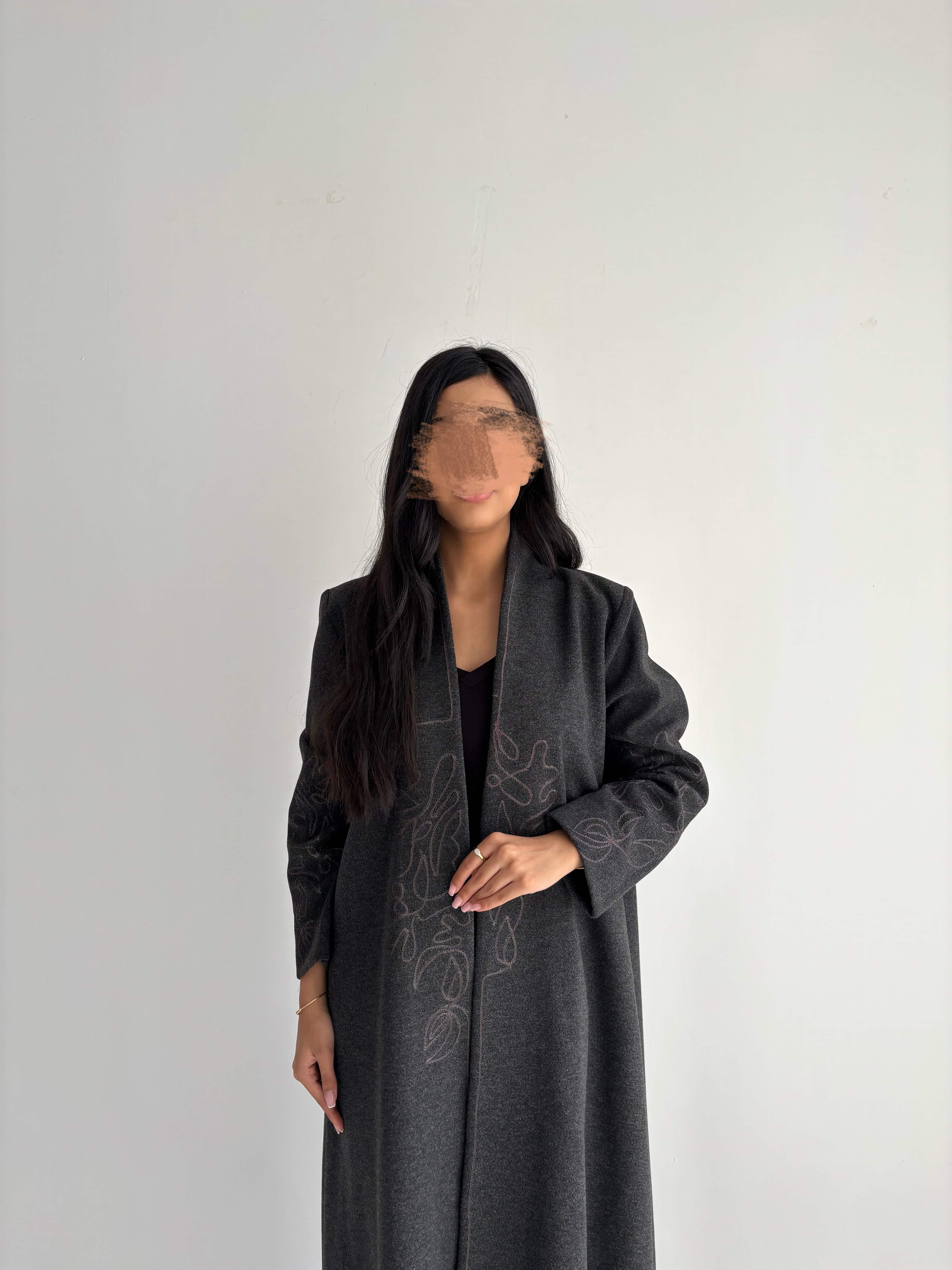 عباية شتوية جوخ بتطريز وردي – لون رمادي