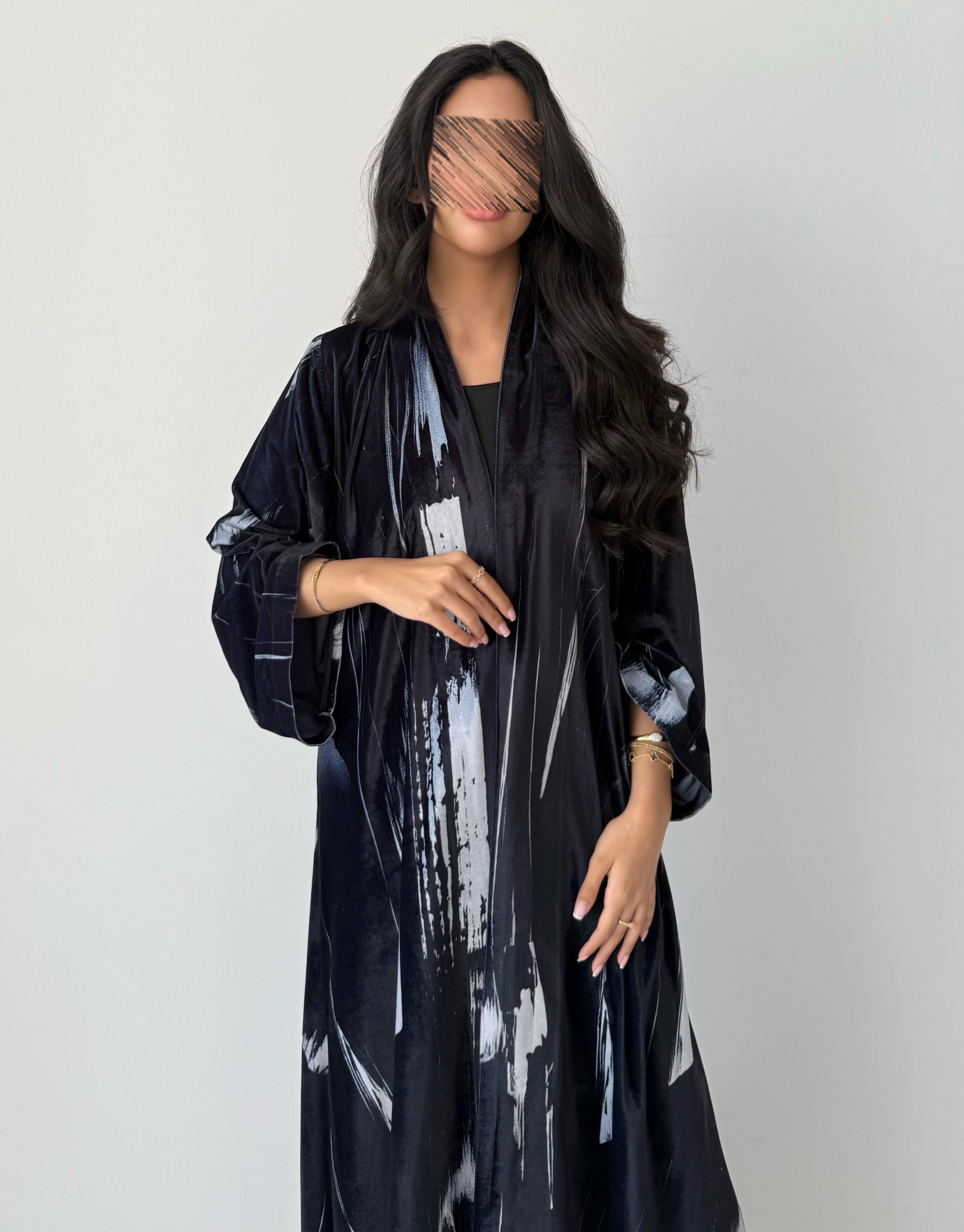 عباية شتوية مخمل بطباعة أنيقة – لون رمادي