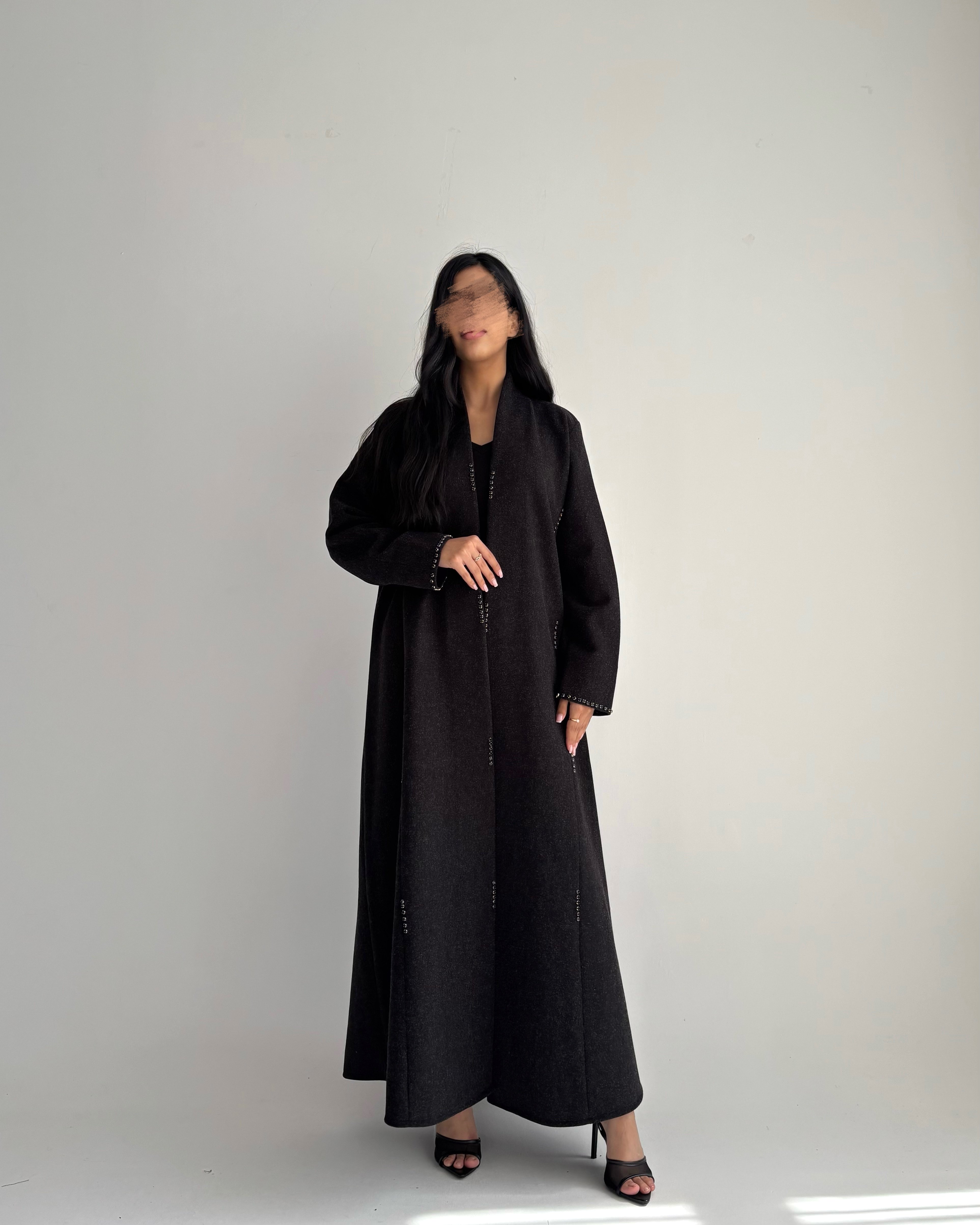 عباية شتوية جوخ بفصوص لولو – لون بني