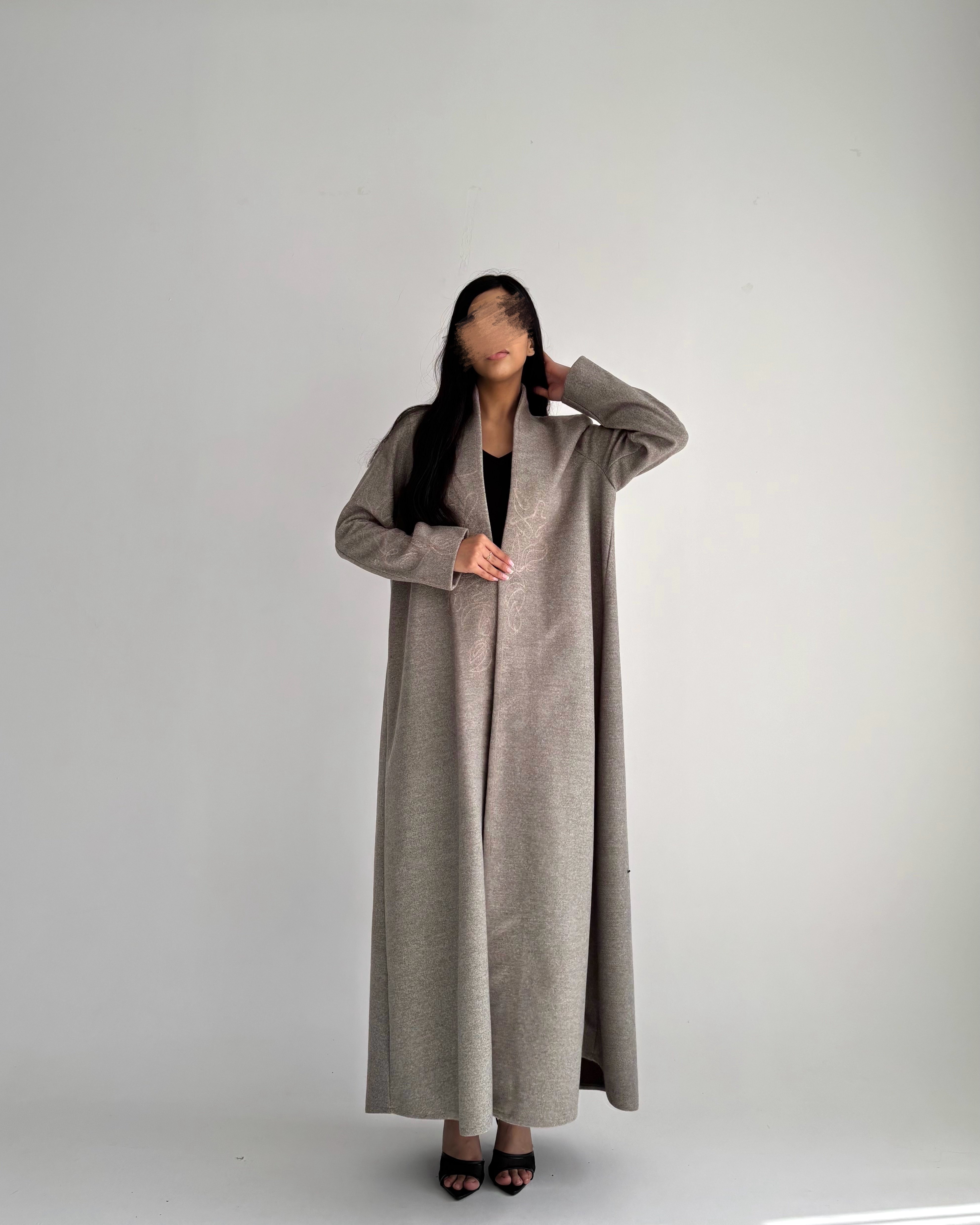 عباية شتوية جوخ مع تطريز بنفس اللون – لون ترابي