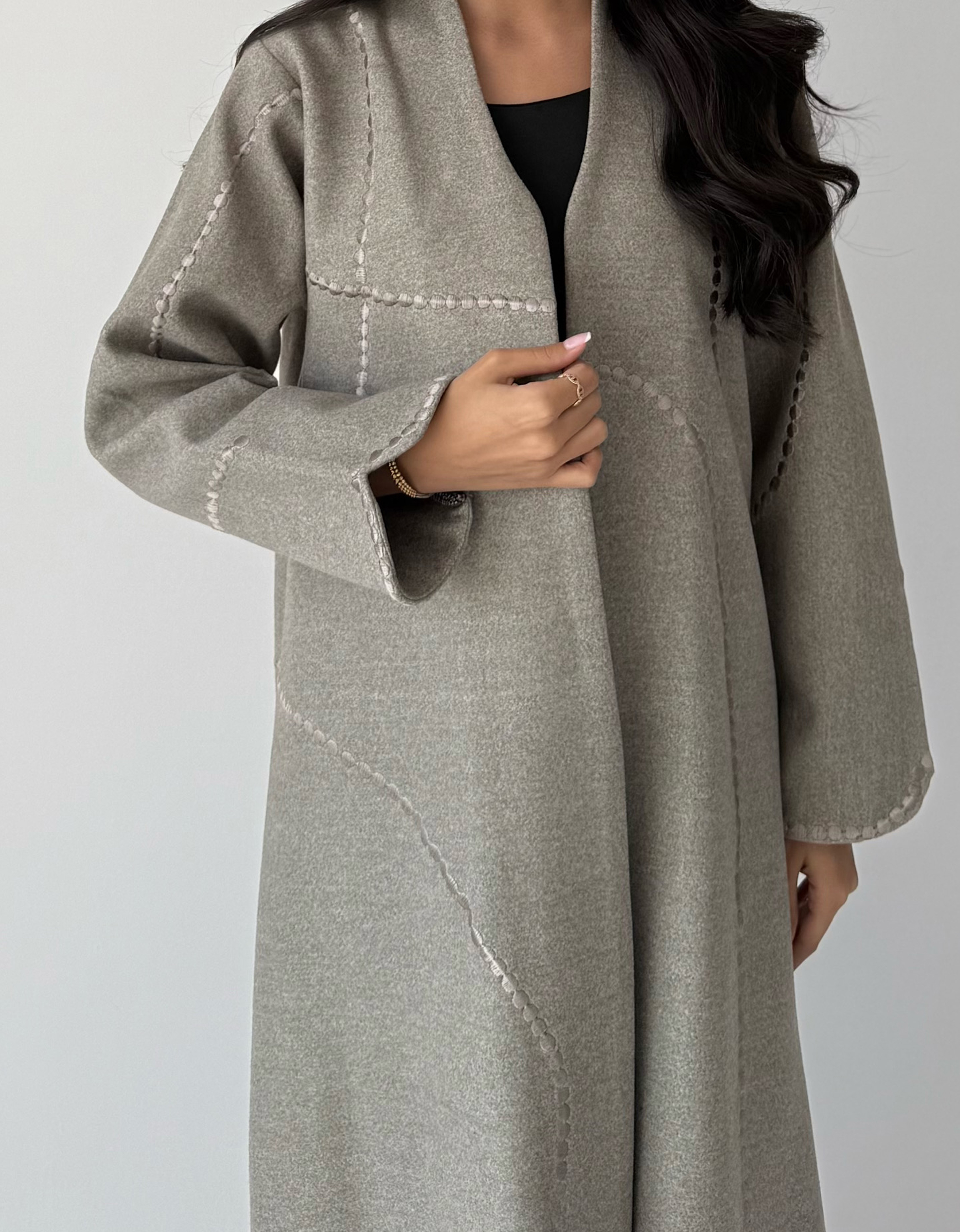 عباية شتوية بتطريز جرح أنيق