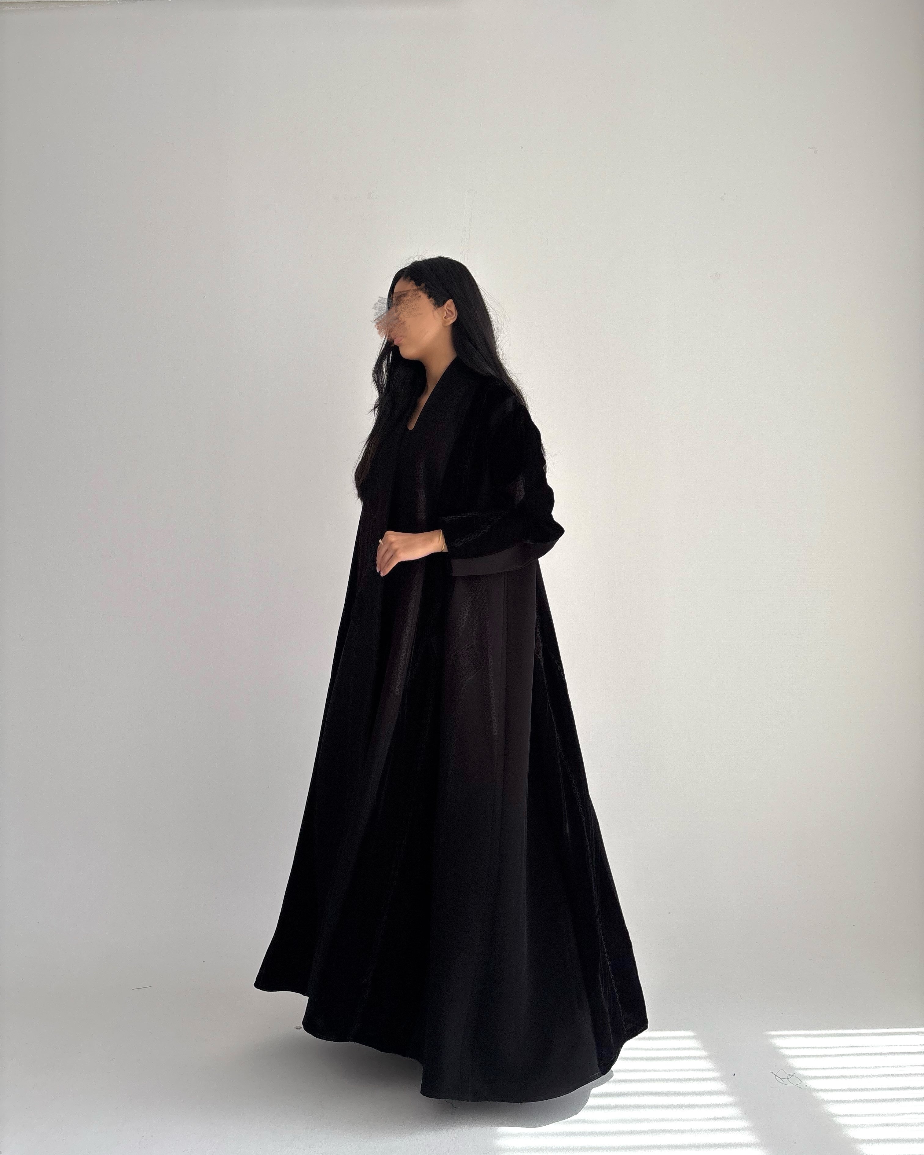 عباية شتوية مخمل بتطريز وتدخيلة كريب إندونيسي – لون أسود