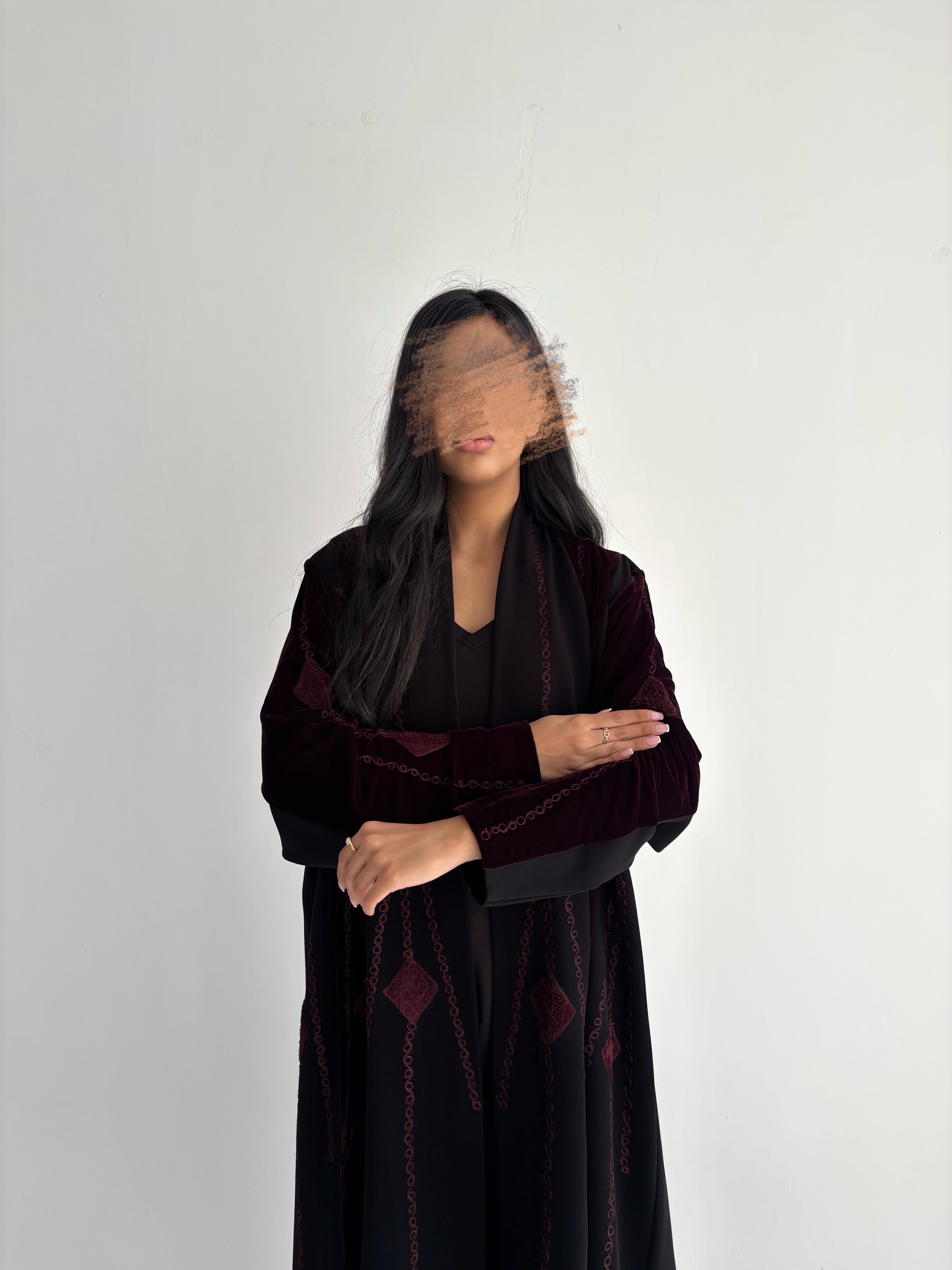 عباية صيفية مخمل عنابي بتدخيلة كريب إندونيسي – أسود على عنابي