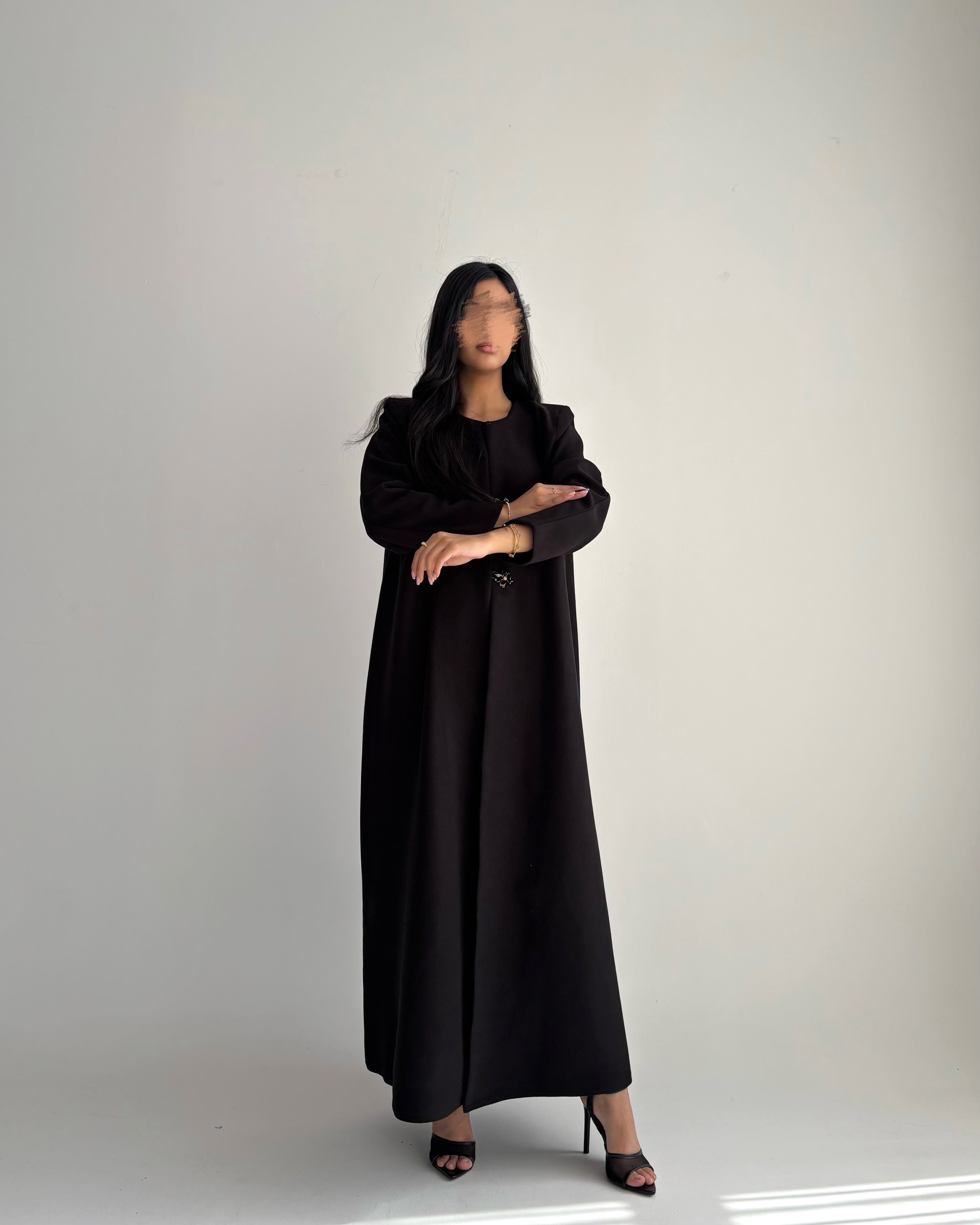 عباية شتوية جوخ مع زرار – لون أسود