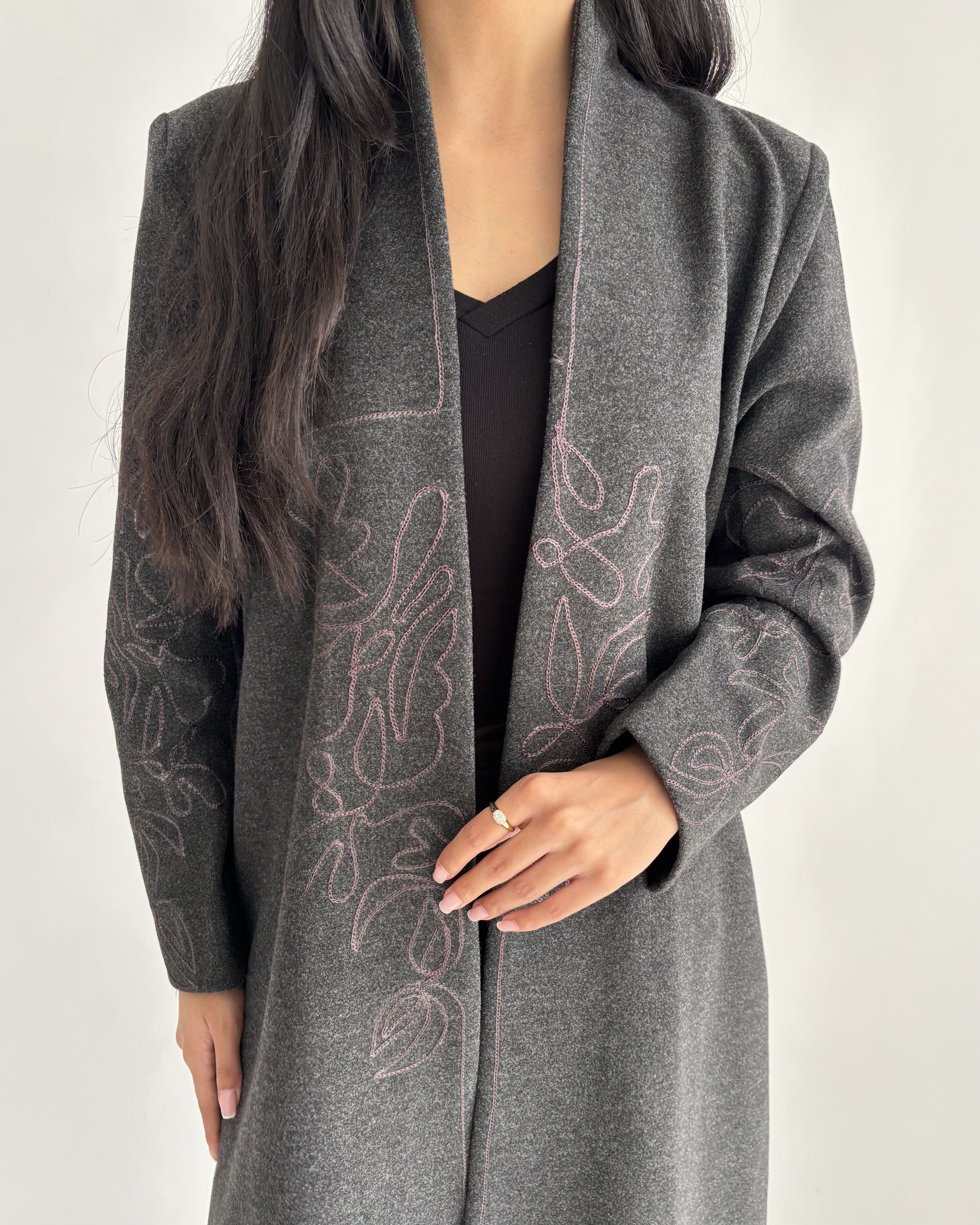 عباية شتوية جوخ بتطريز وردي – لون رمادي