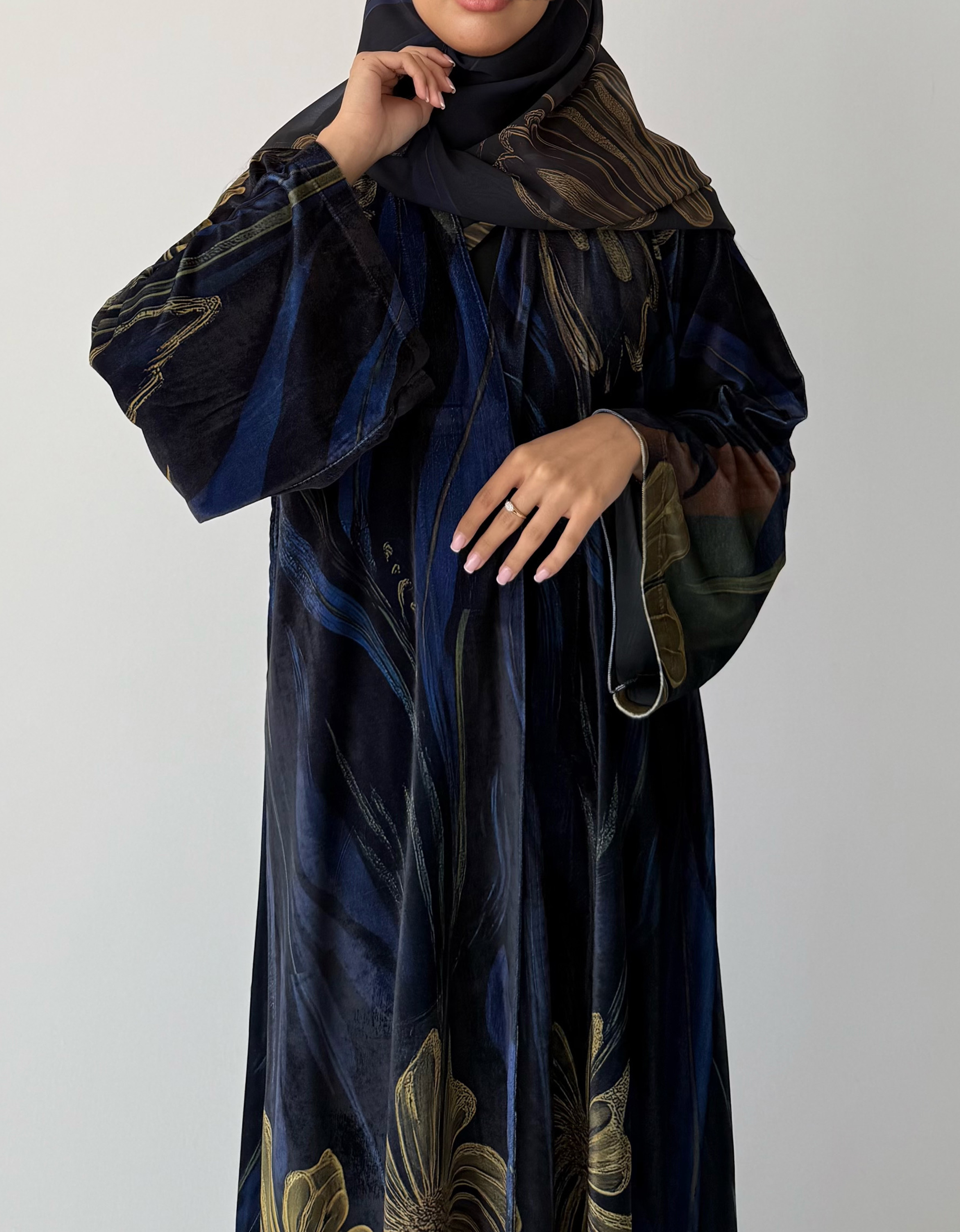 عباية شتوية مخمل بطباعة أنيقة