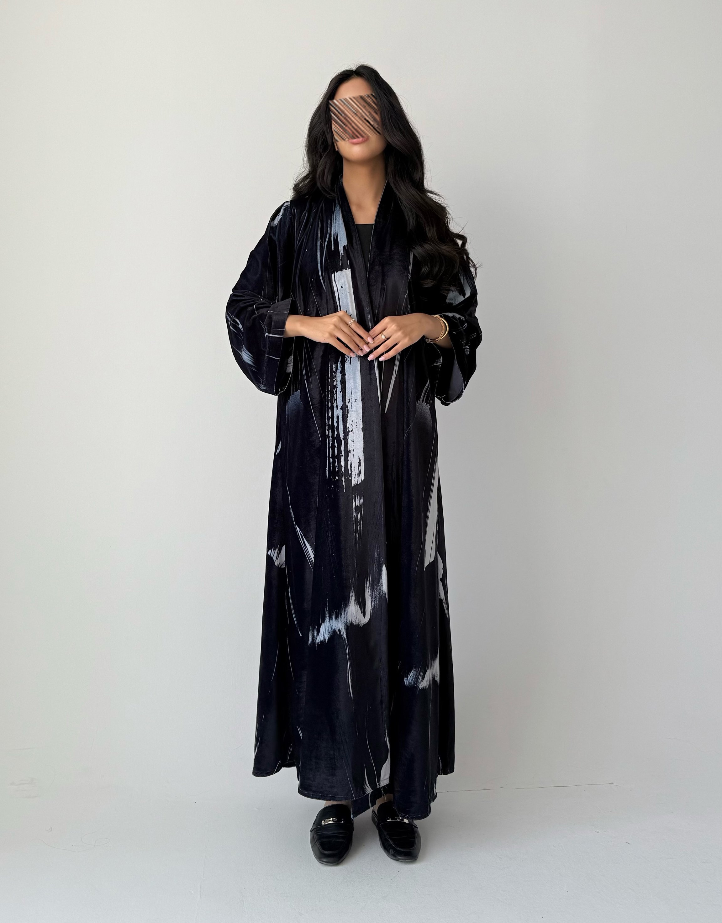 عباية شتوية مخمل بطباعة أنيقة – لون رمادي