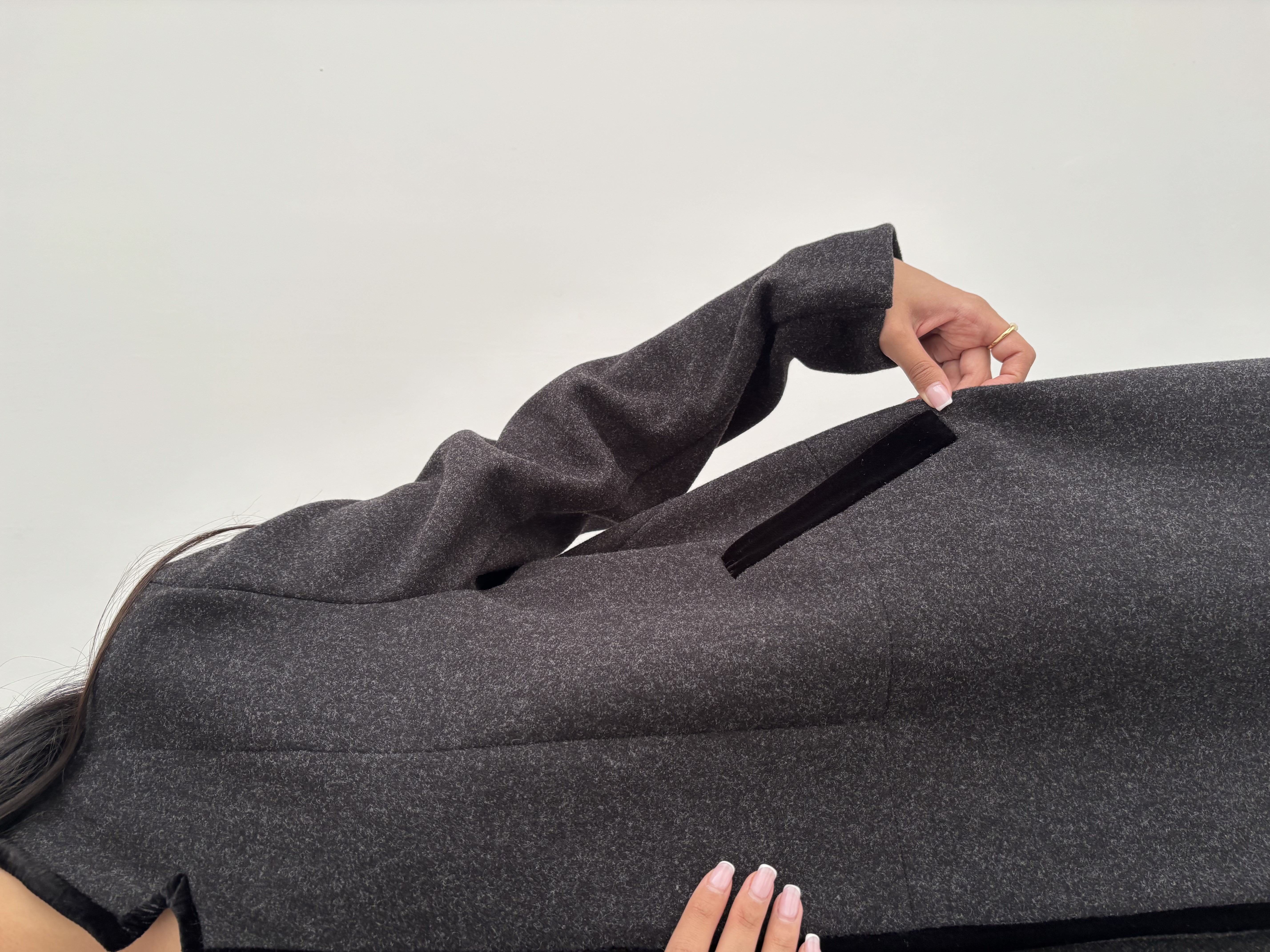 عباية شتوية جوخ بقيطان مخمل مع جيوب – لون أسود