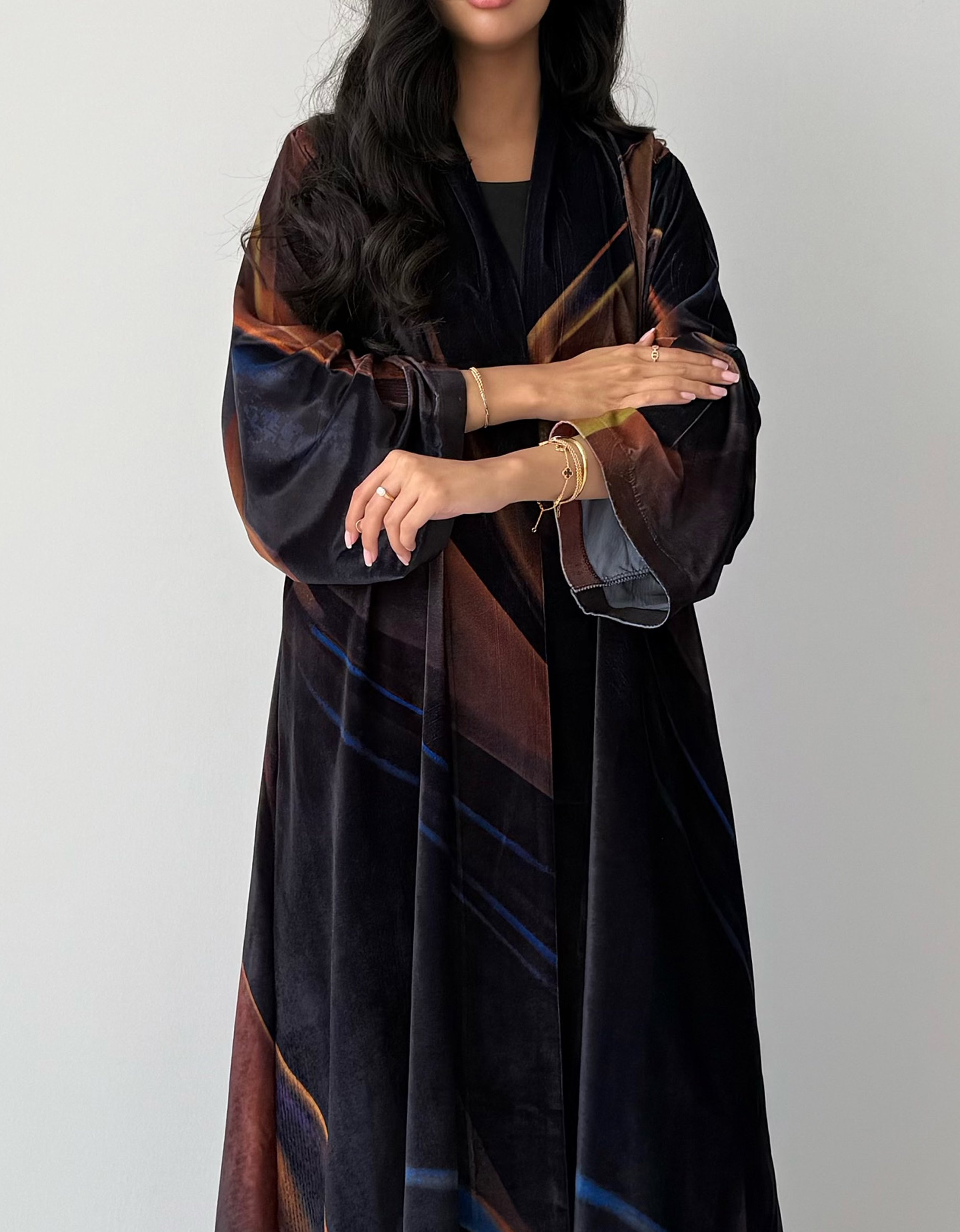 عباية شتوية مخمل بطباعة أنيقة – موديل R46