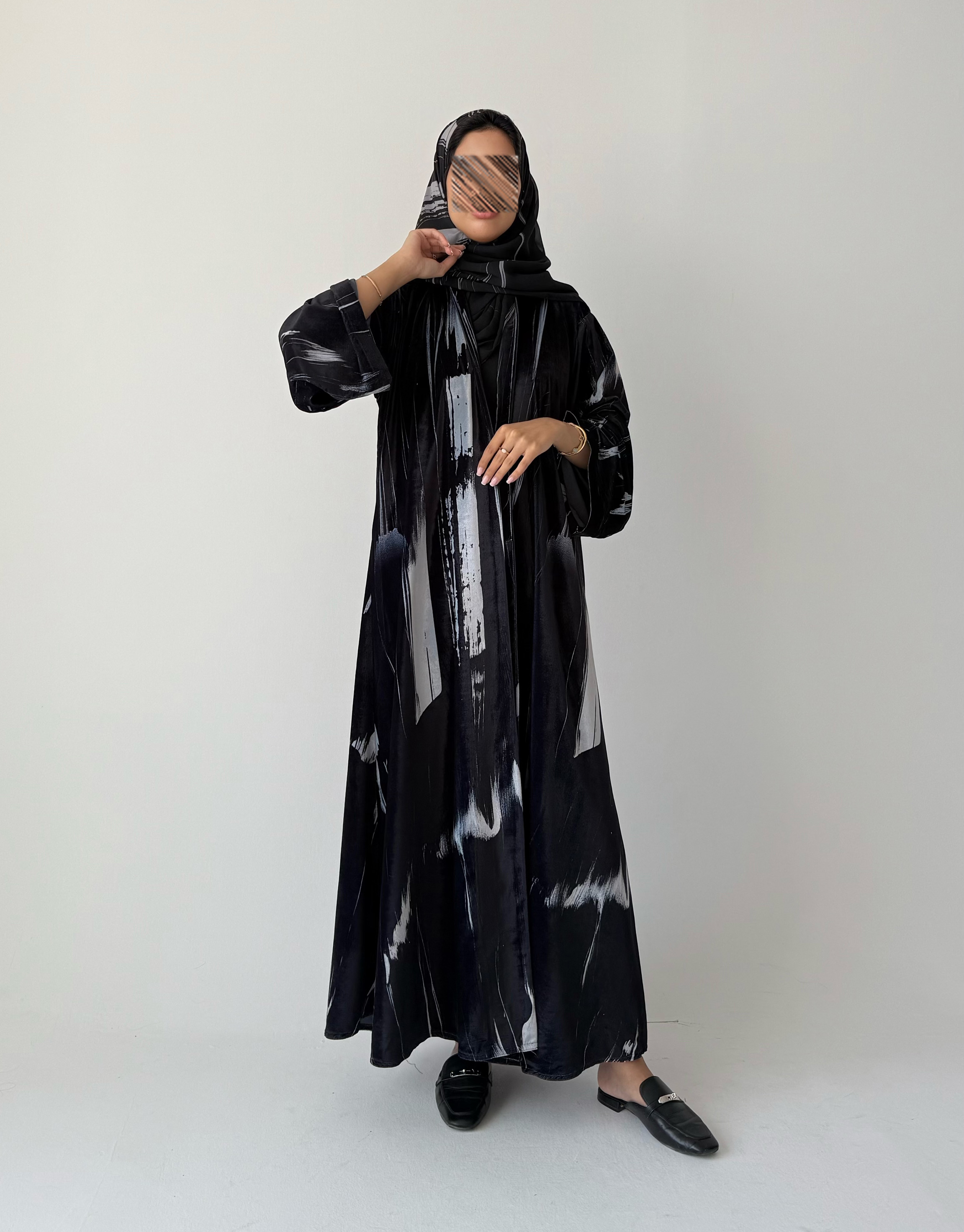 عباية شتوية مخمل بطباعة أنيقة – لون رمادي