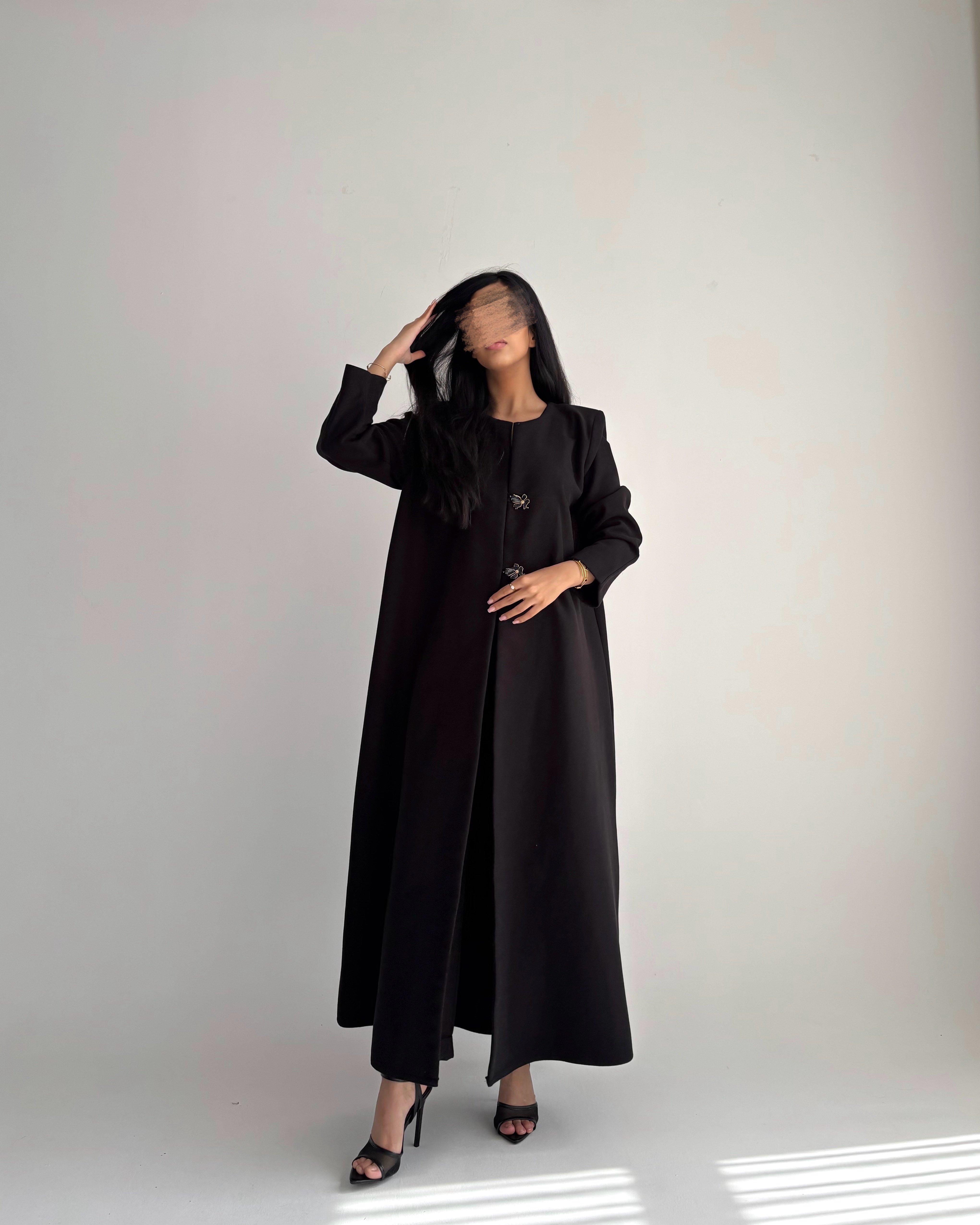 عباية شتوية جوخ مع زرار – لون أسود