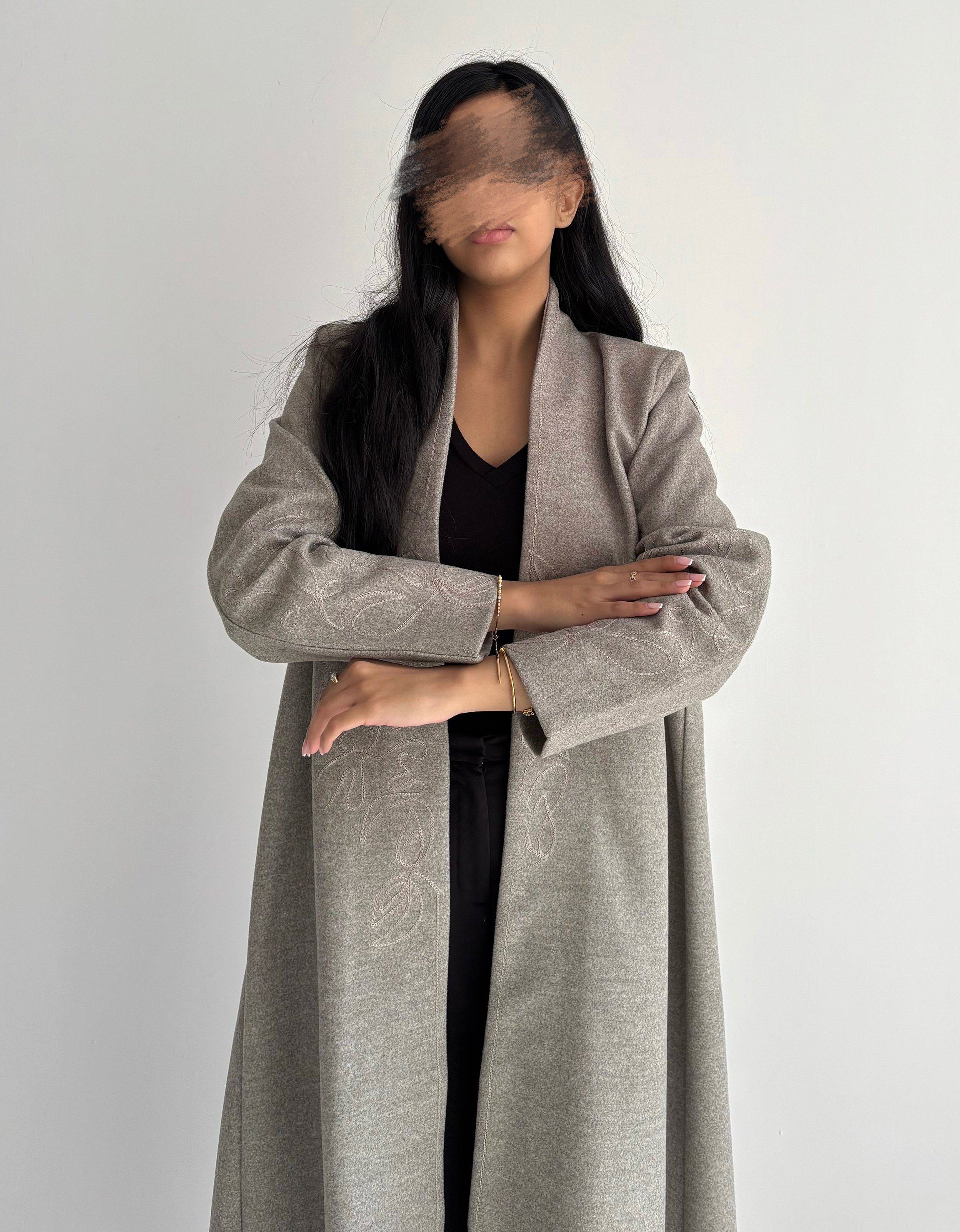 عباية شتوية جوخ مع تطريز بنفس اللون – لون ترابي