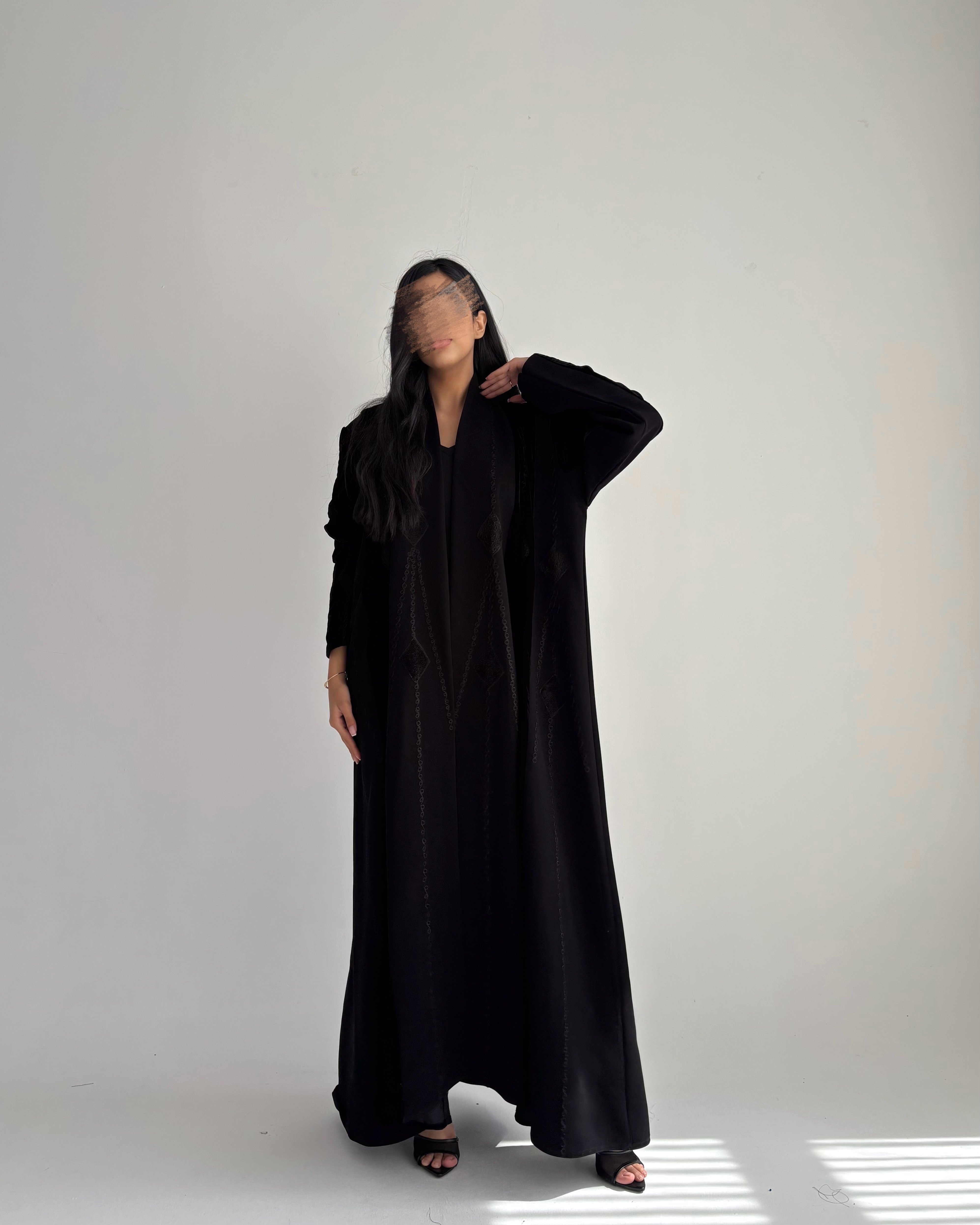 عباية شتوية مخمل بتطريز وتدخيلة كريب إندونيسي – لون أسود