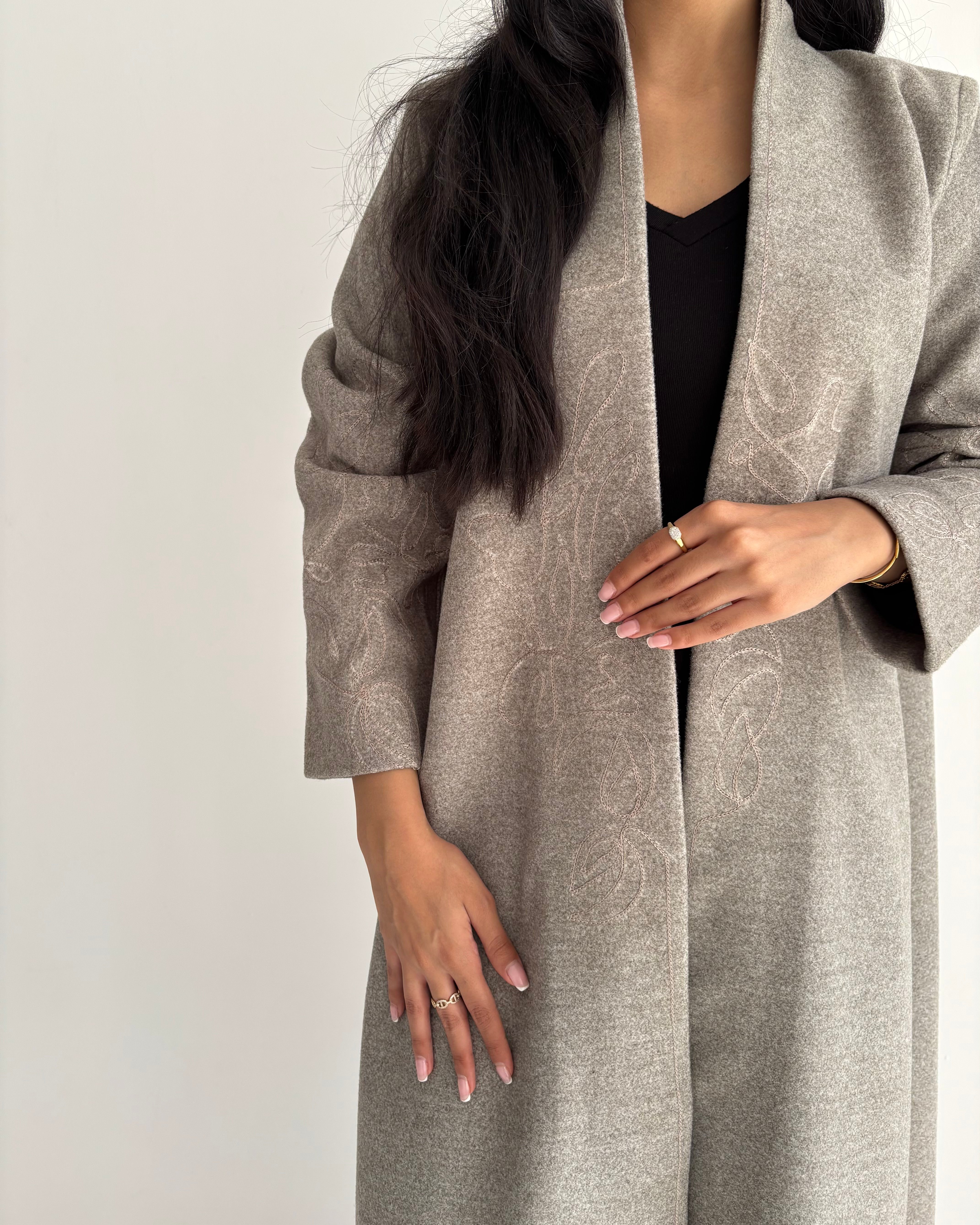 عباية شتوية جوخ مع تطريز بنفس اللون – لون ترابي