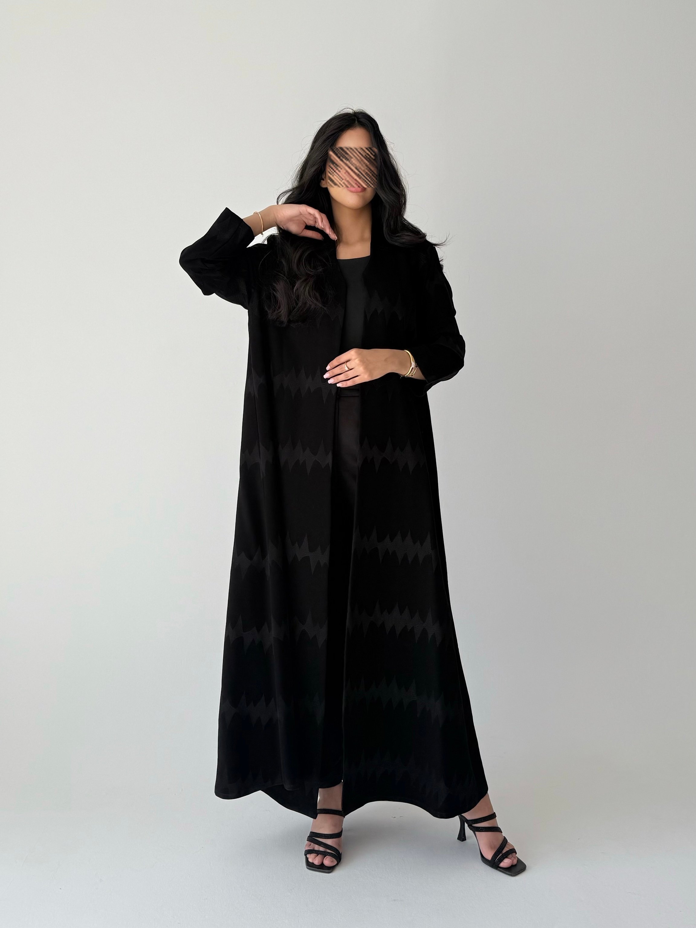 عباية كريب إندونيسي مطرزة – أسود أنيق بنص كلوش