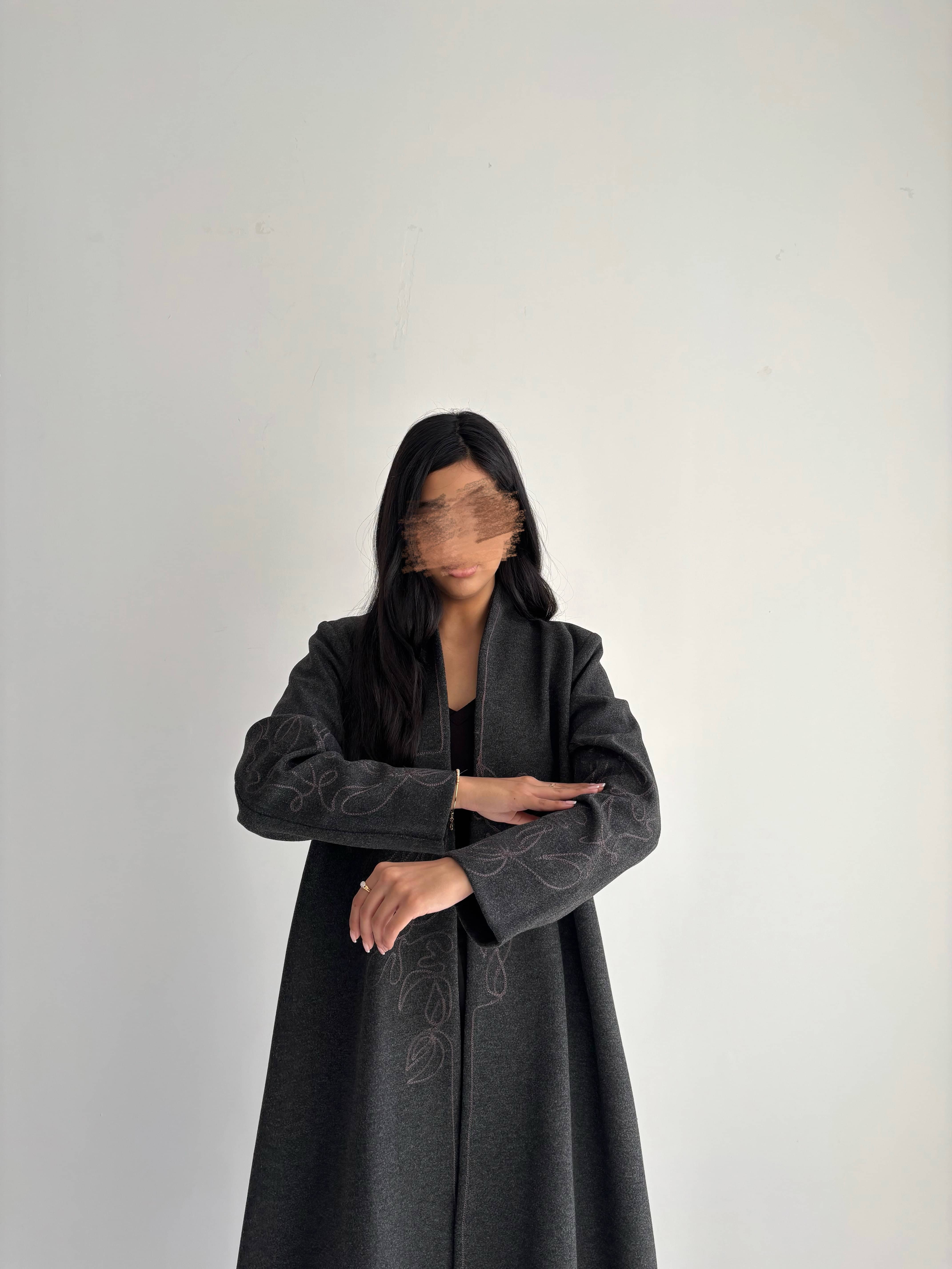 عباية شتوية جوخ بتطريز وردي – لون رمادي