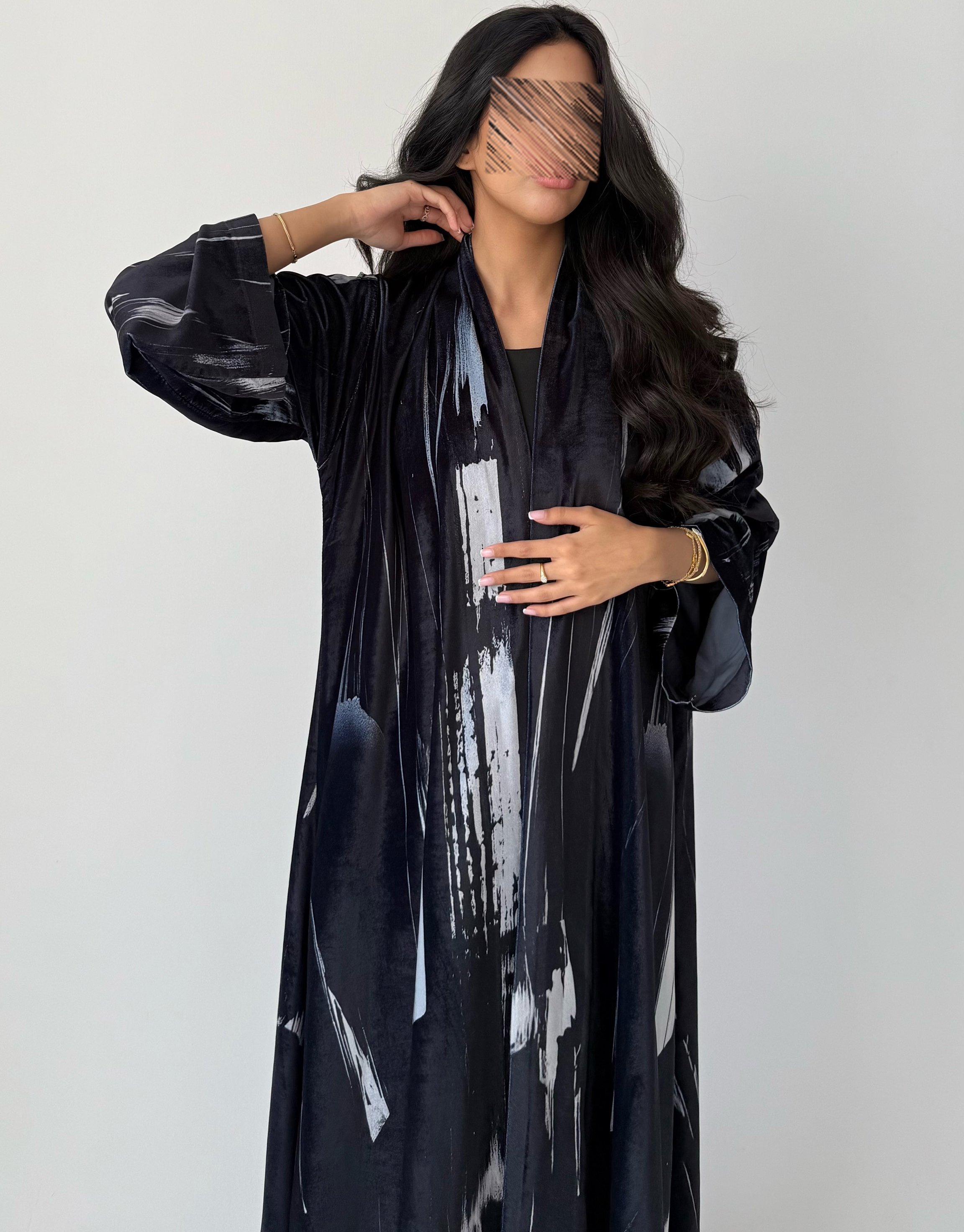 عباية شتوية مخمل بطباعة أنيقة – لون رمادي