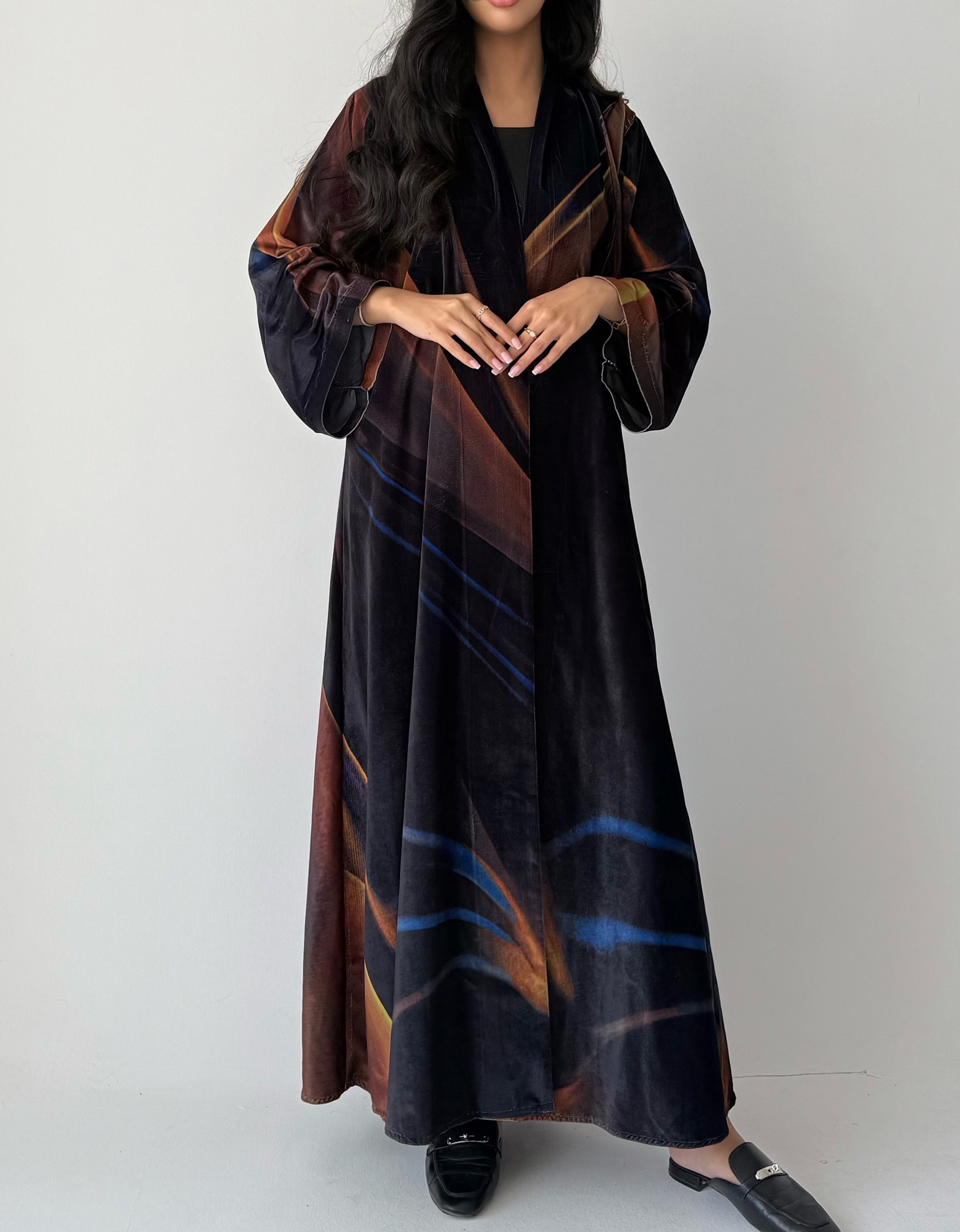 عباية شتوية مخمل بطباعة أنيقة – موديل R46