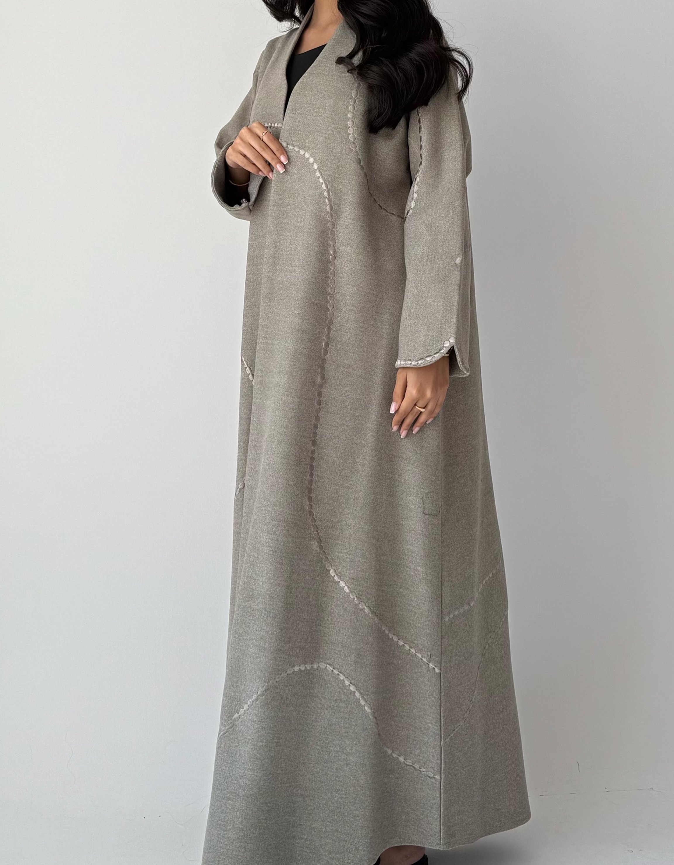 عباية شتوية بتطريز جرح أنيق