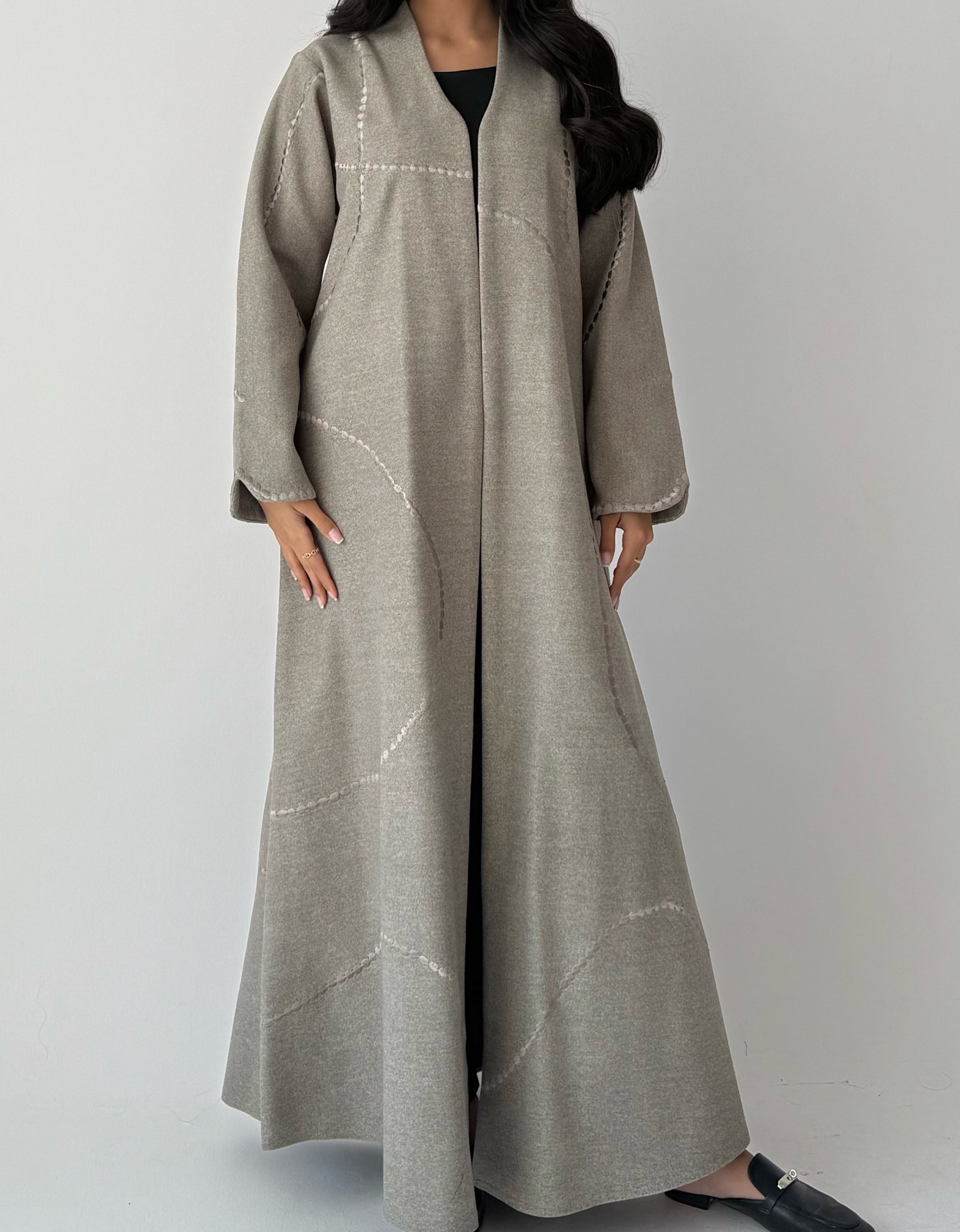 عباية شتوية بتطريز جرح أنيق