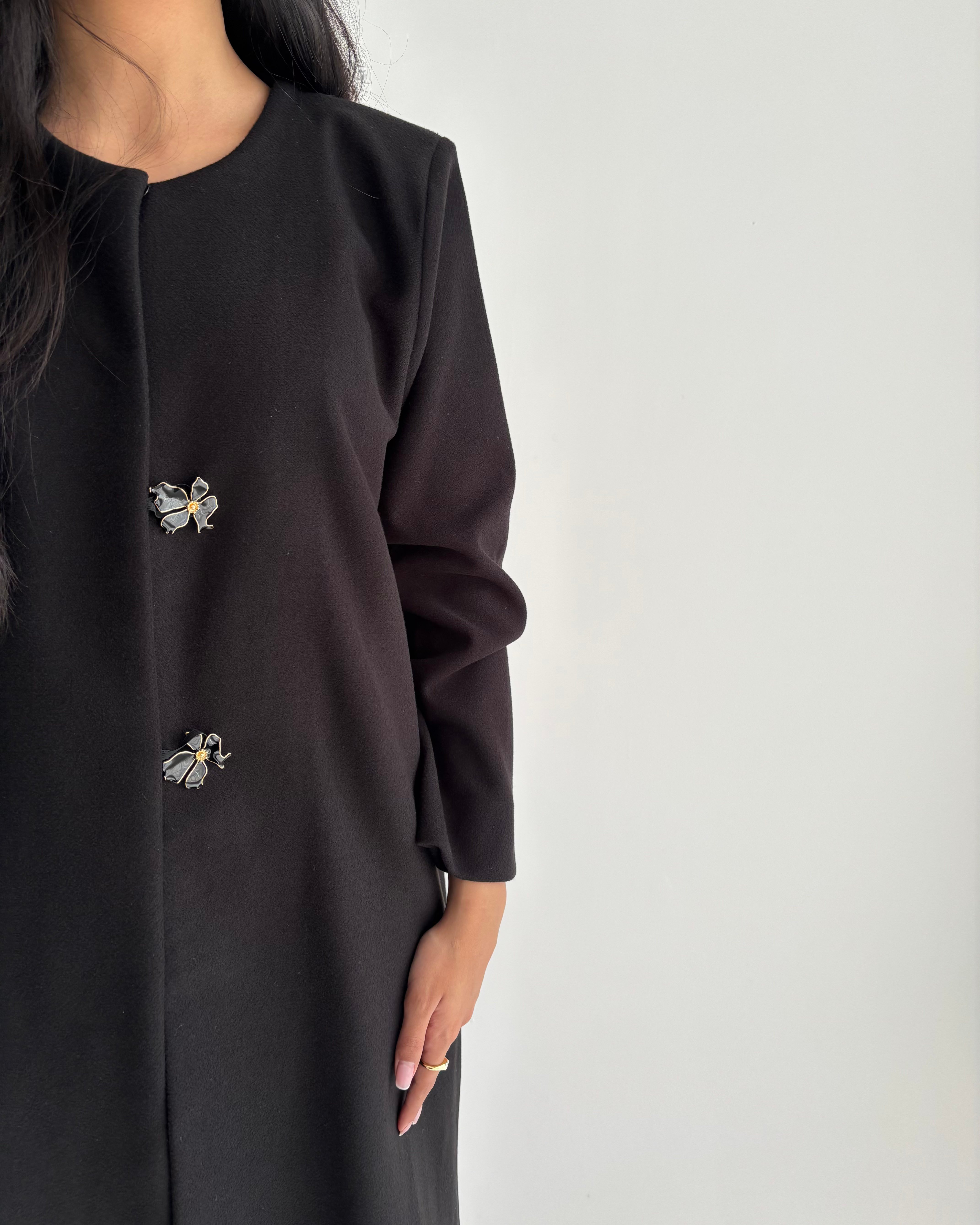 عباية شتوية جوخ مع زرار – لون أسود