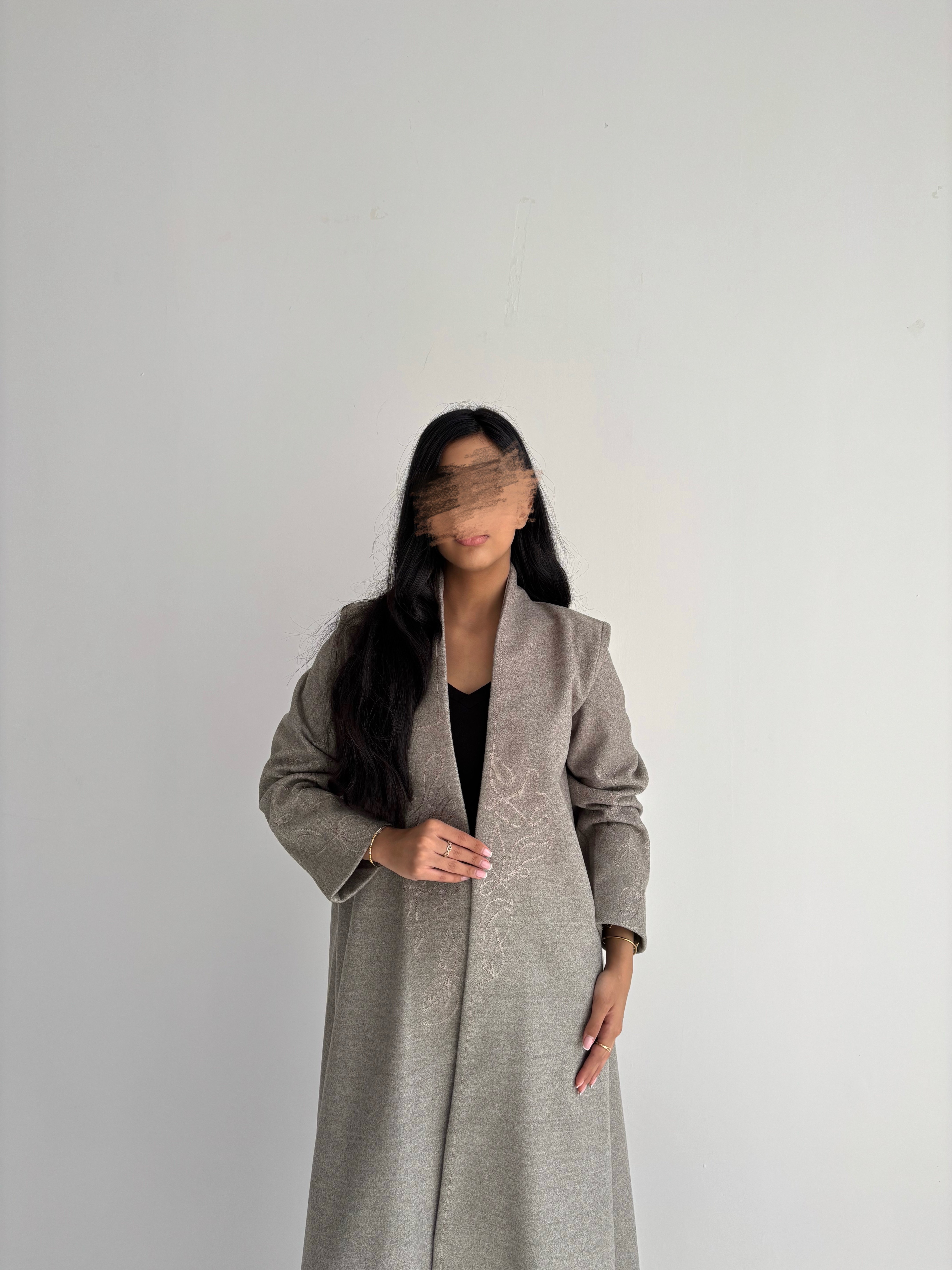 عباية شتوية جوخ مع تطريز بنفس اللون – لون ترابي