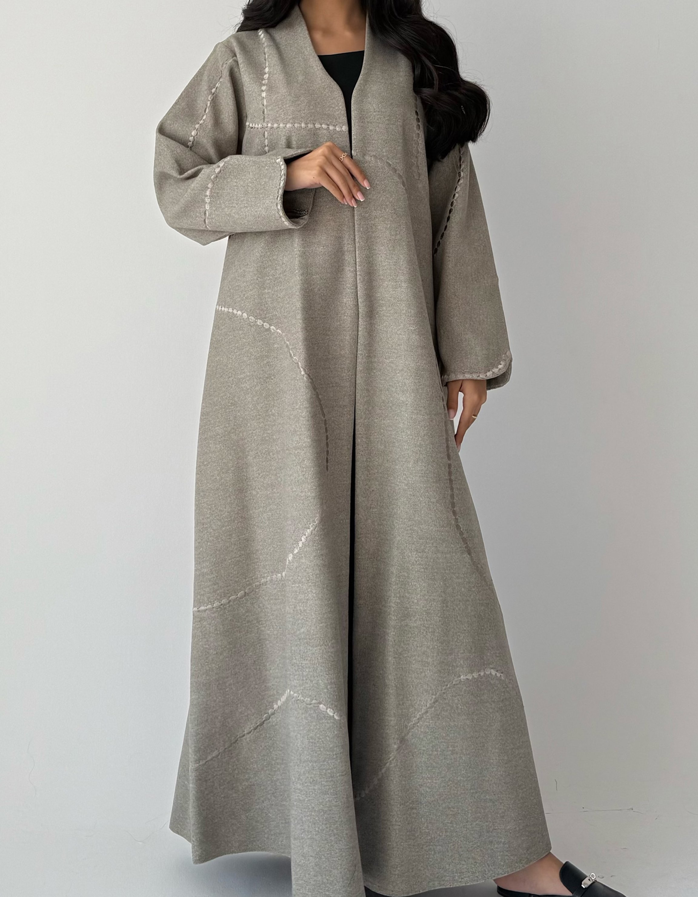 عباية شتوية بتطريز جرح أنيق