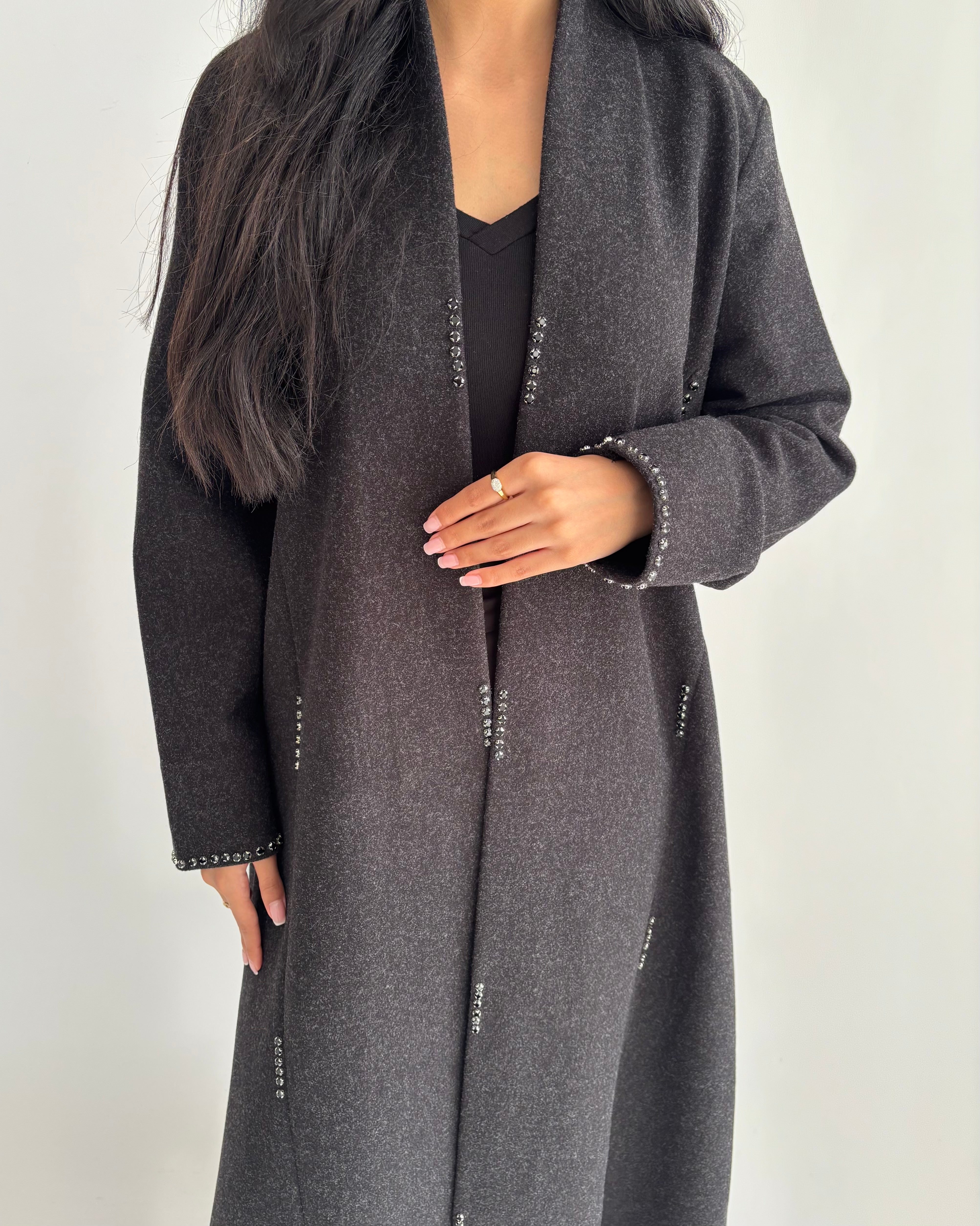 عباية شتوية جوخ بفصوص لولو – لون بني