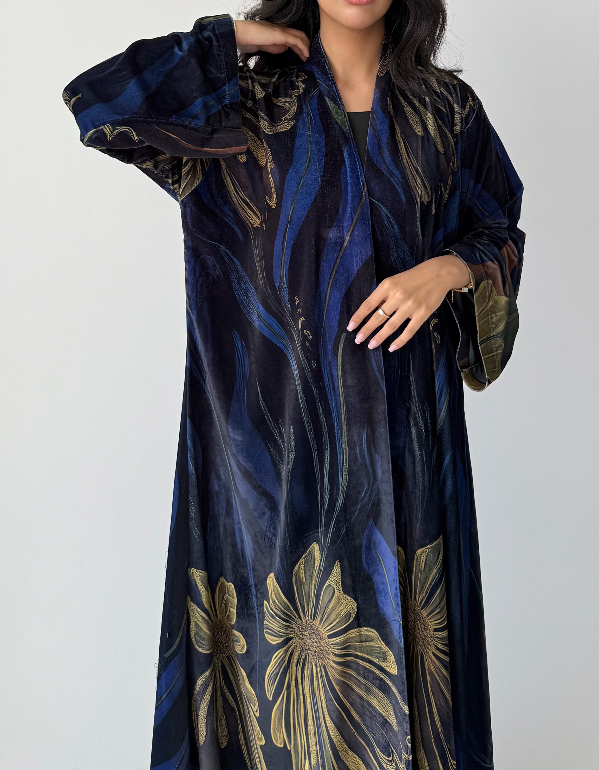 عباية شتوية مخمل بطباعة أنيقة