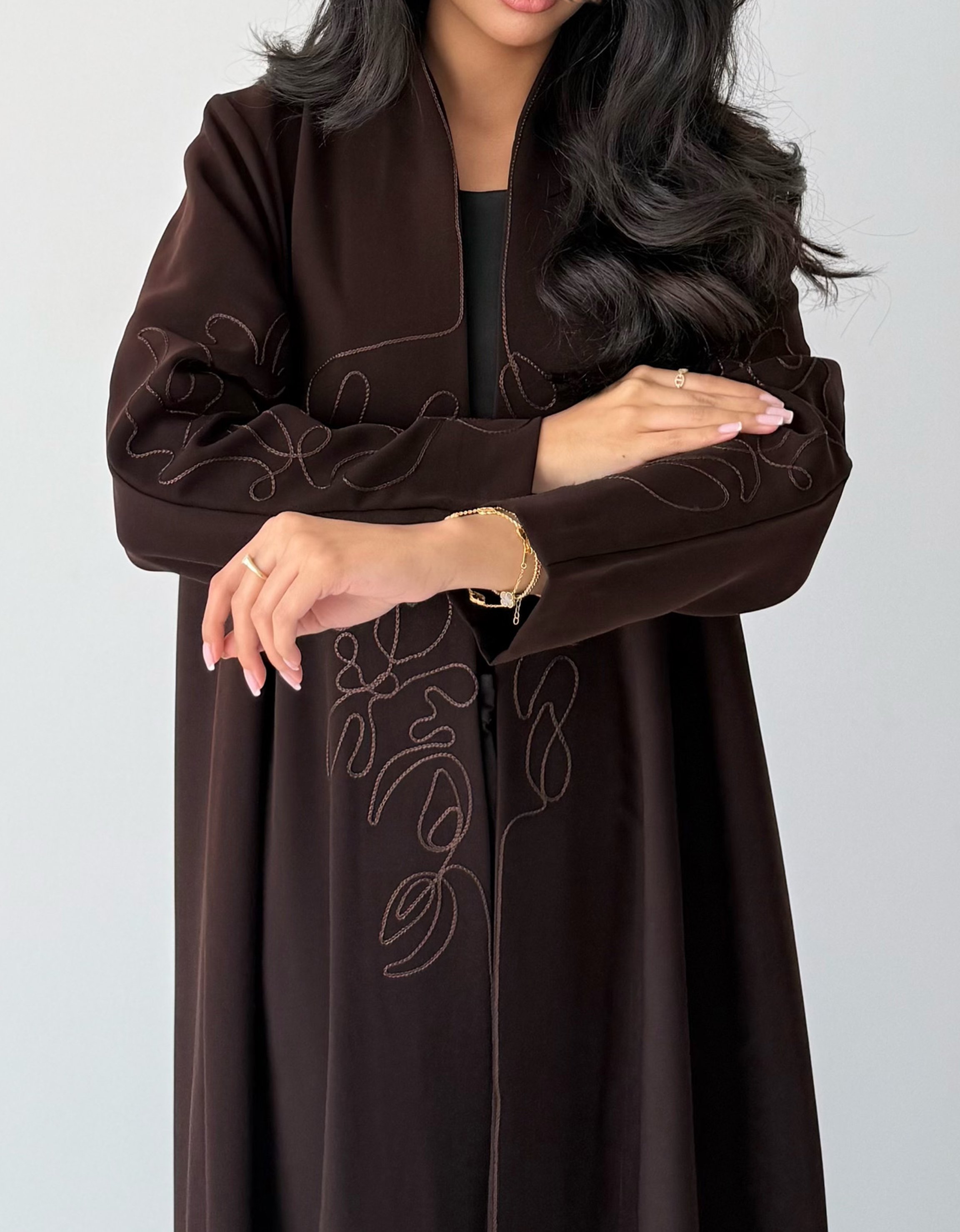 عباية صيفية كريب بتطريز بني أنيق