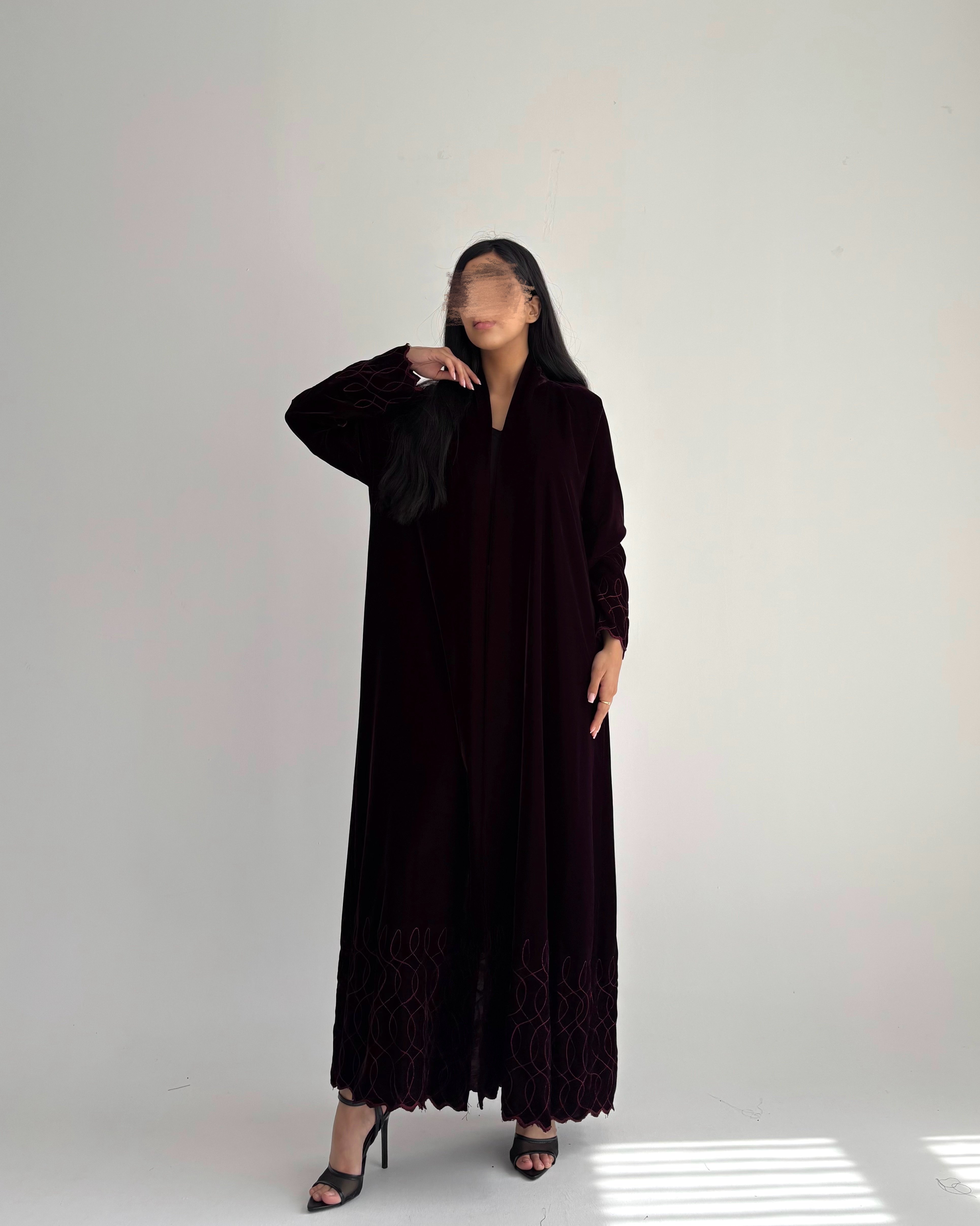 عباية شتوية مخمل بتطريز عنابي – لون عنابي