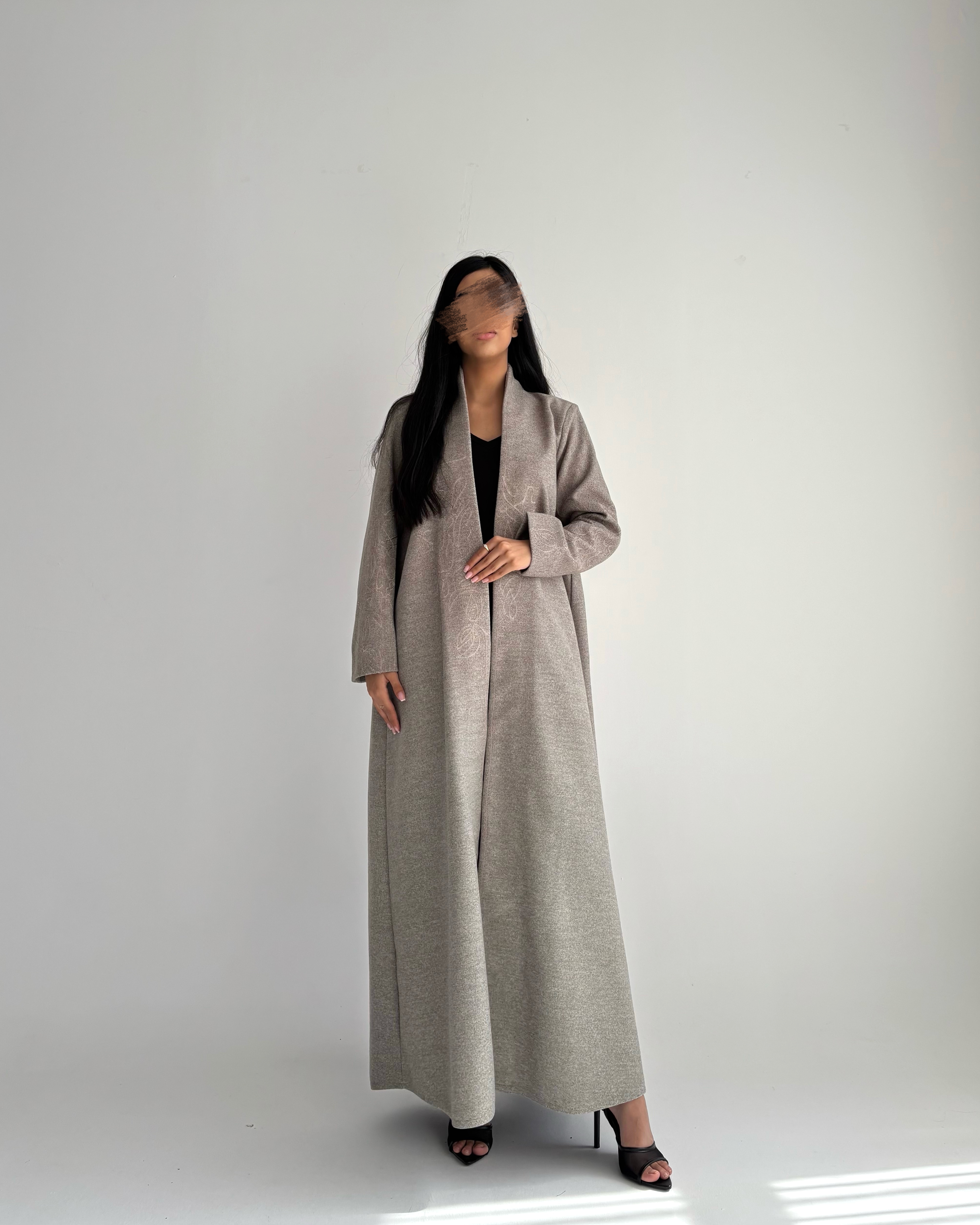 عباية شتوية جوخ مع تطريز بنفس اللون – لون ترابي