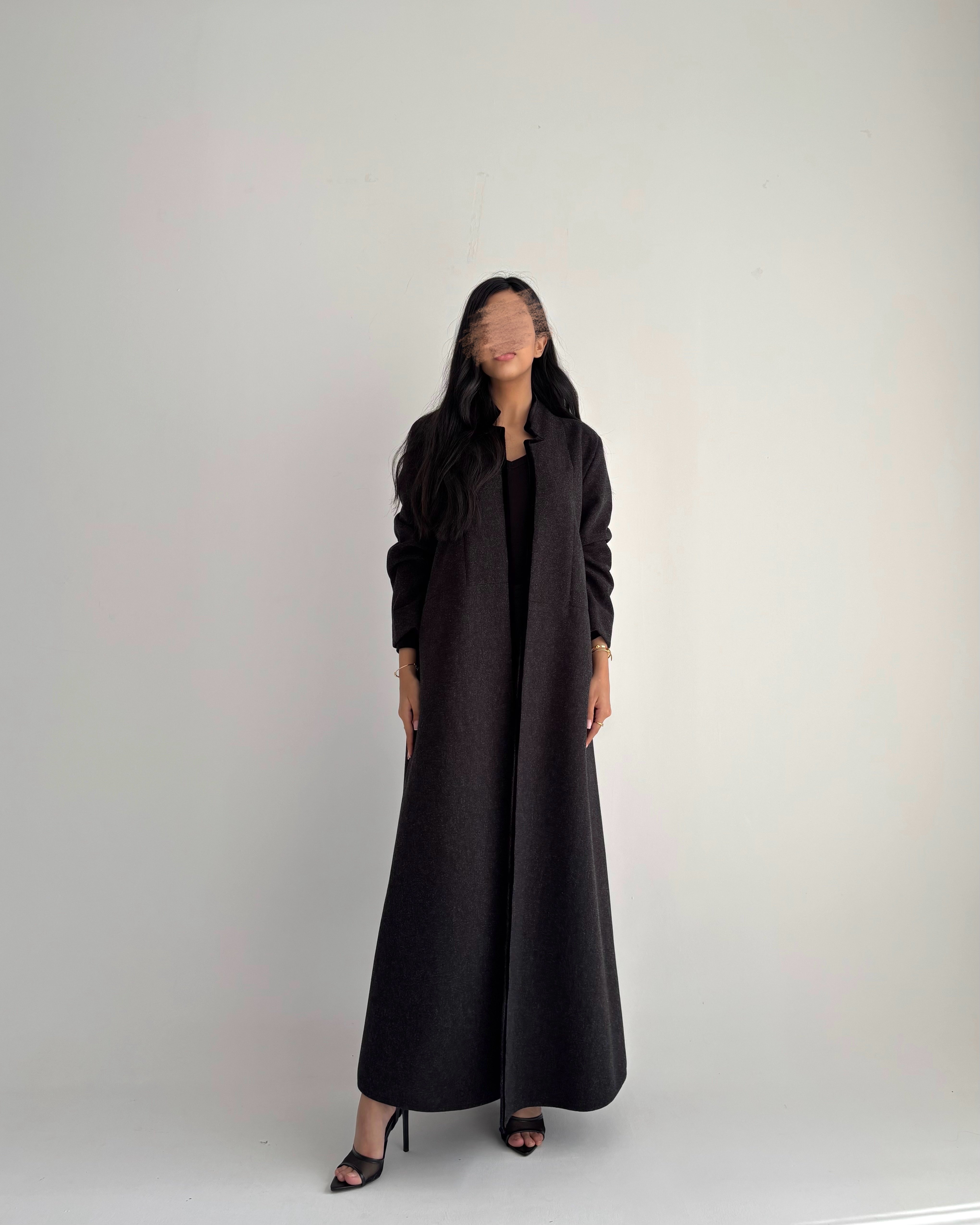 عباية شتوية جوخ بقيطان مخمل مع جيوب – لون أسود