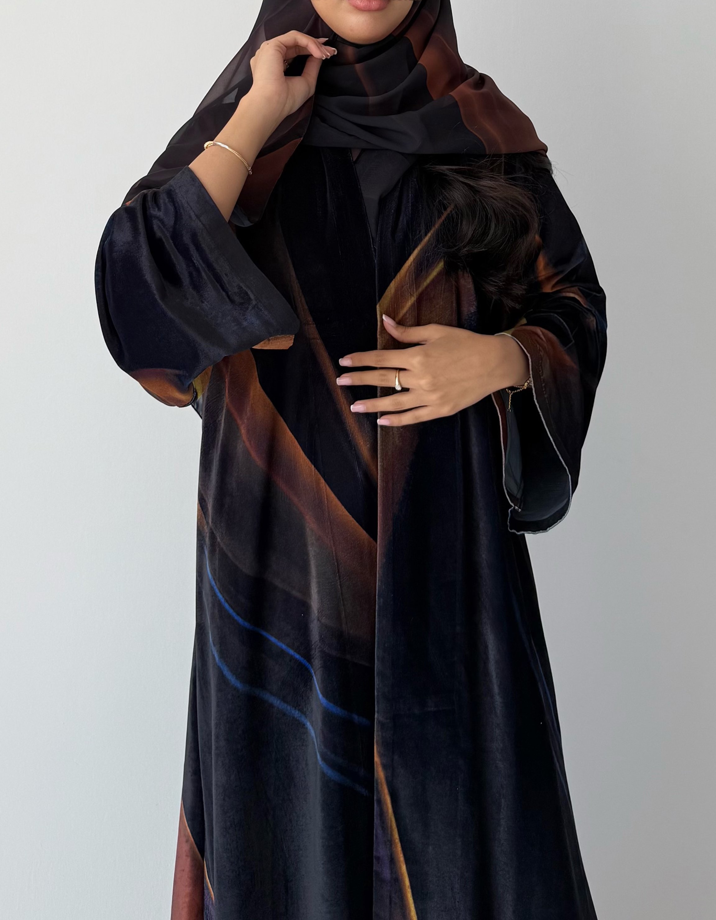 عباية شتوية مخمل بطباعة أنيقة – موديل R46