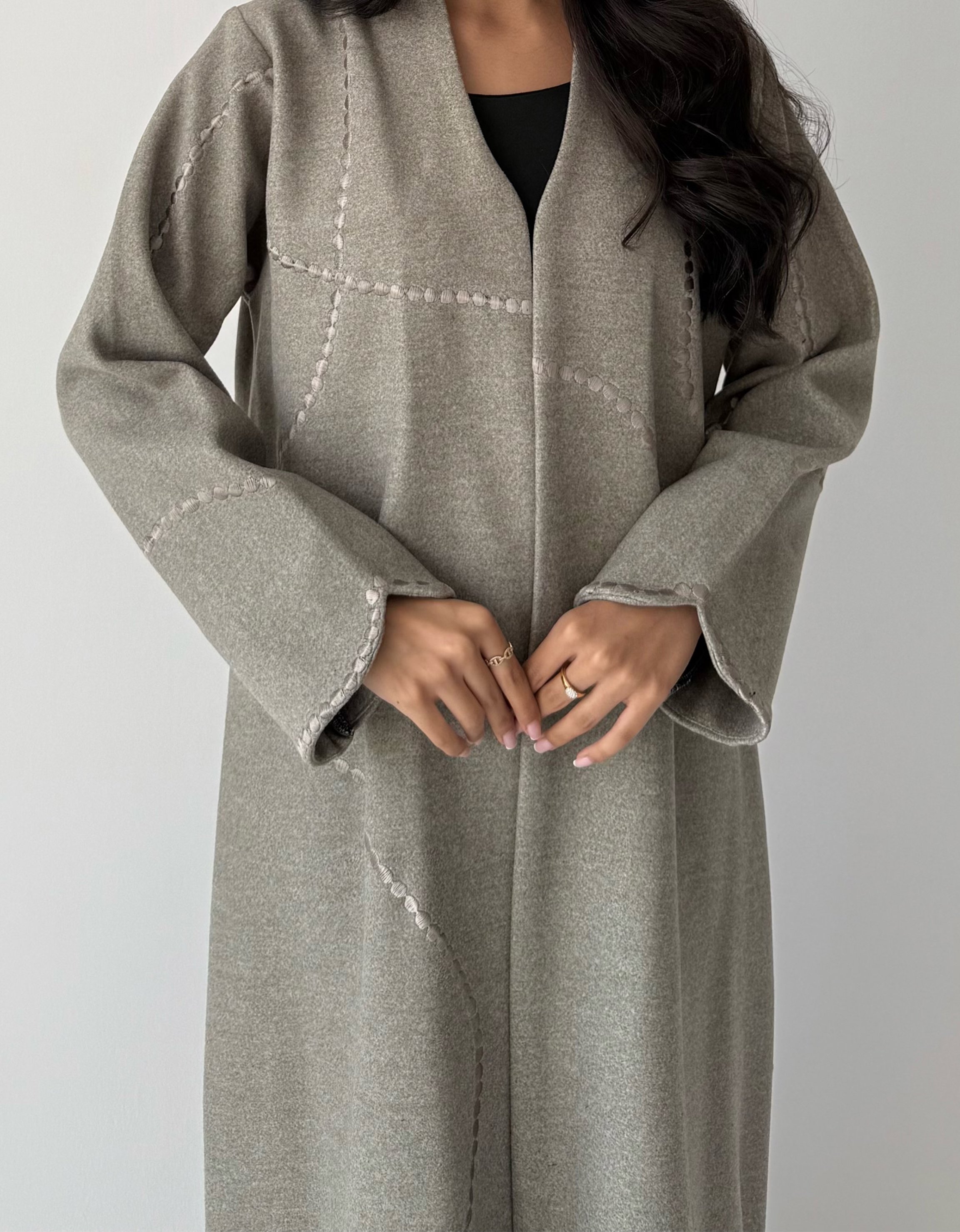 عباية شتوية بتطريز جرح أنيق