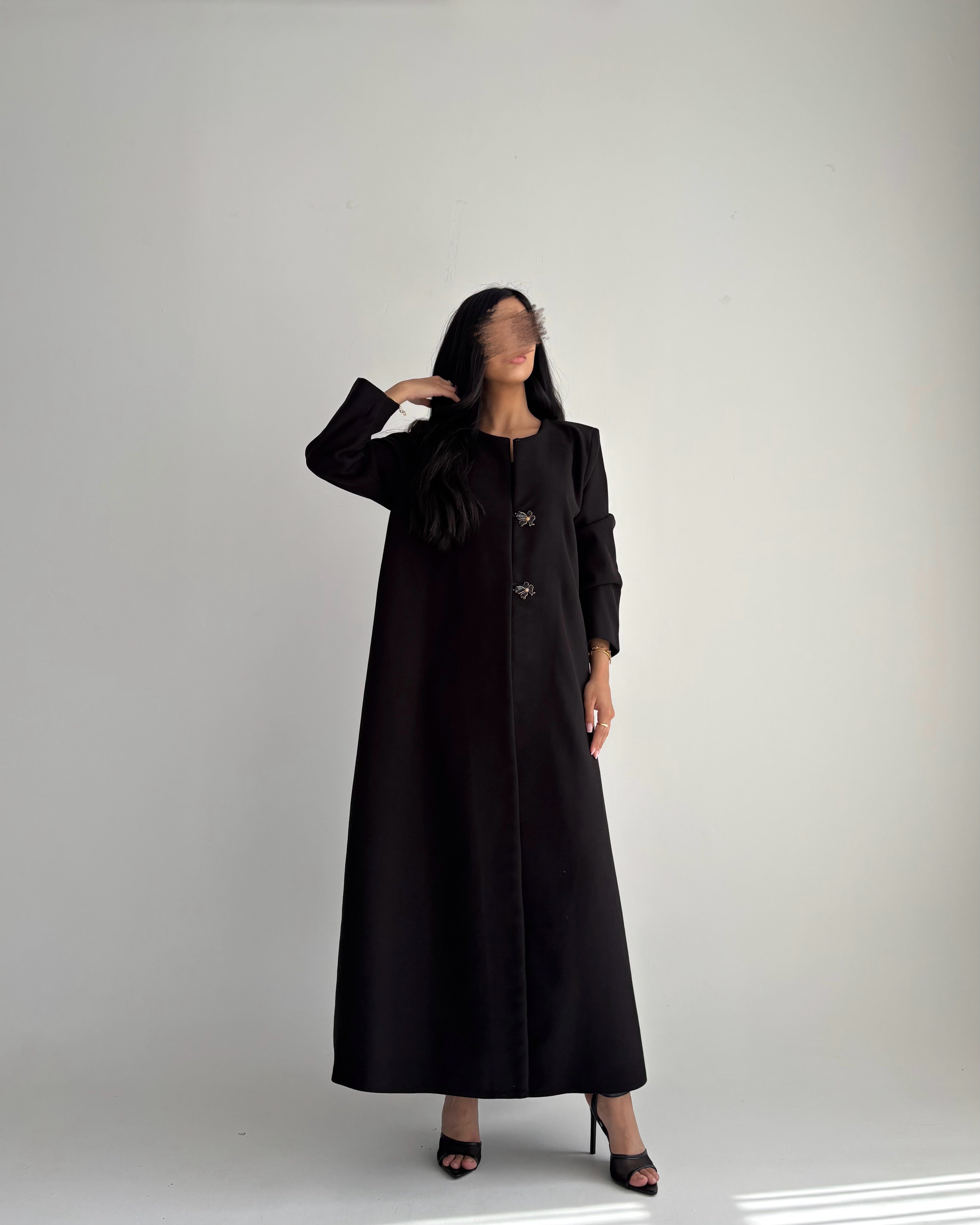 عباية شتوية جوخ مع زرار – لون أسود