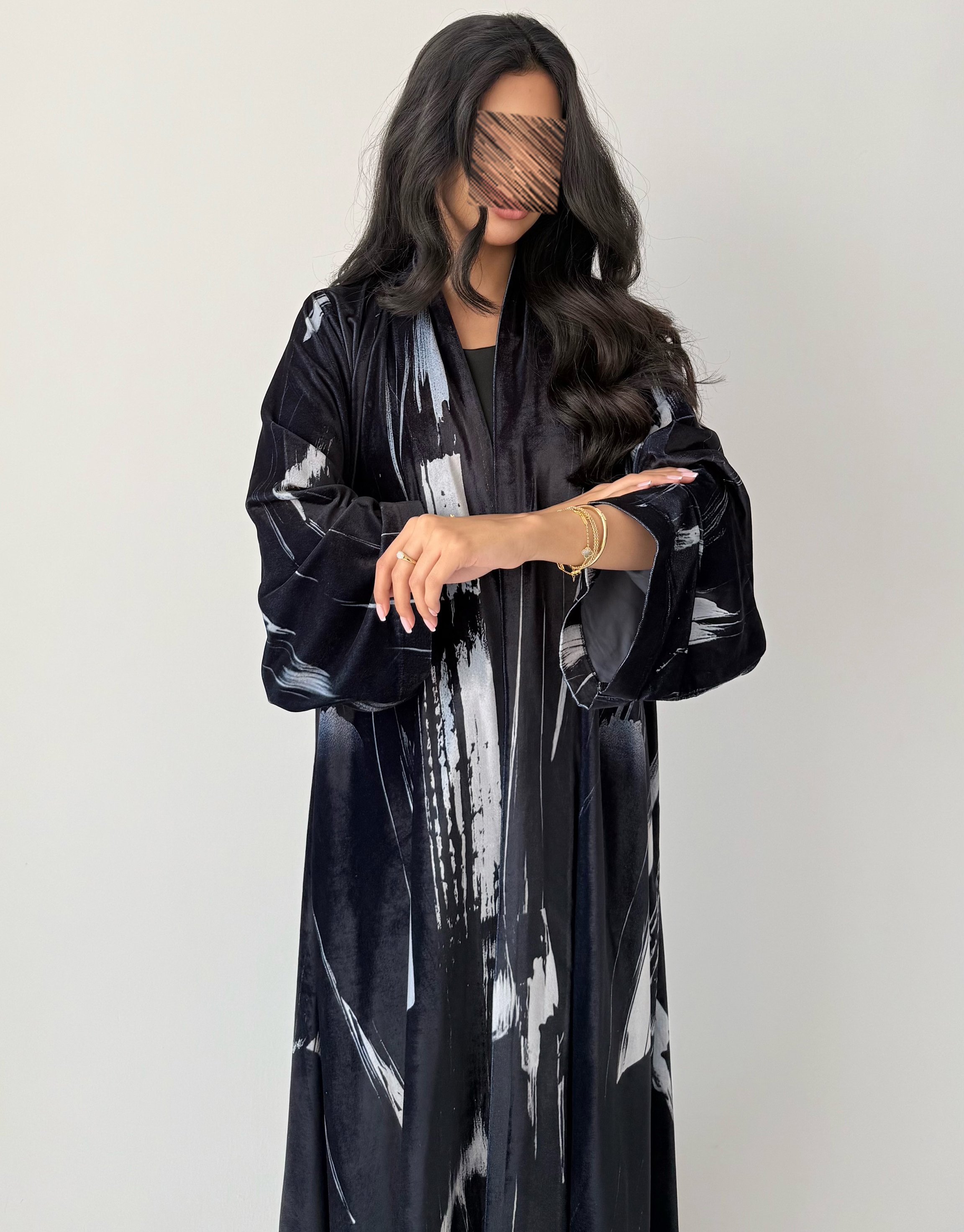 عباية شتوية مخمل بطباعة أنيقة – لون رمادي